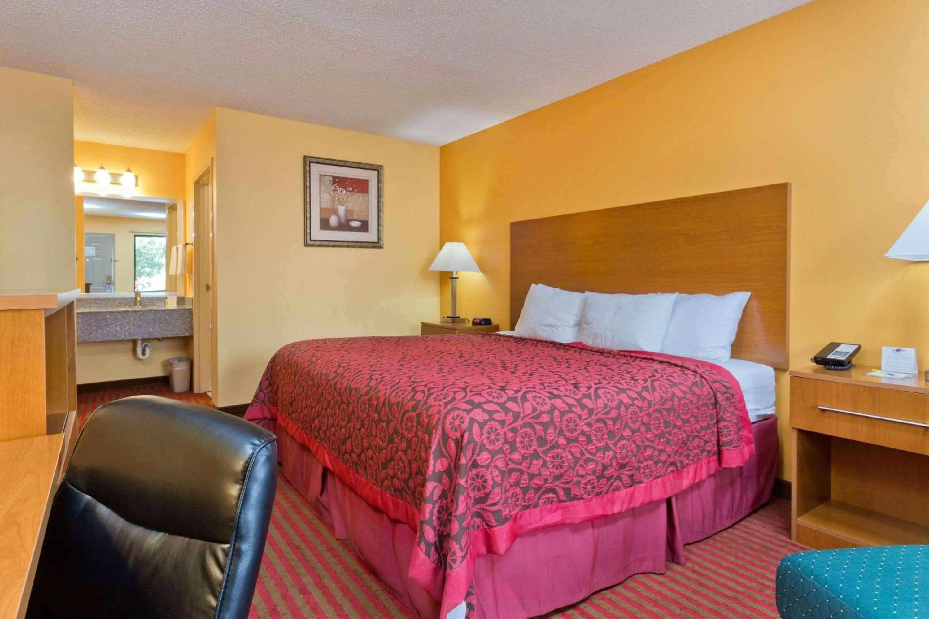 Photo of the whole room, Bed in Days Inn by Wyndham Franklin