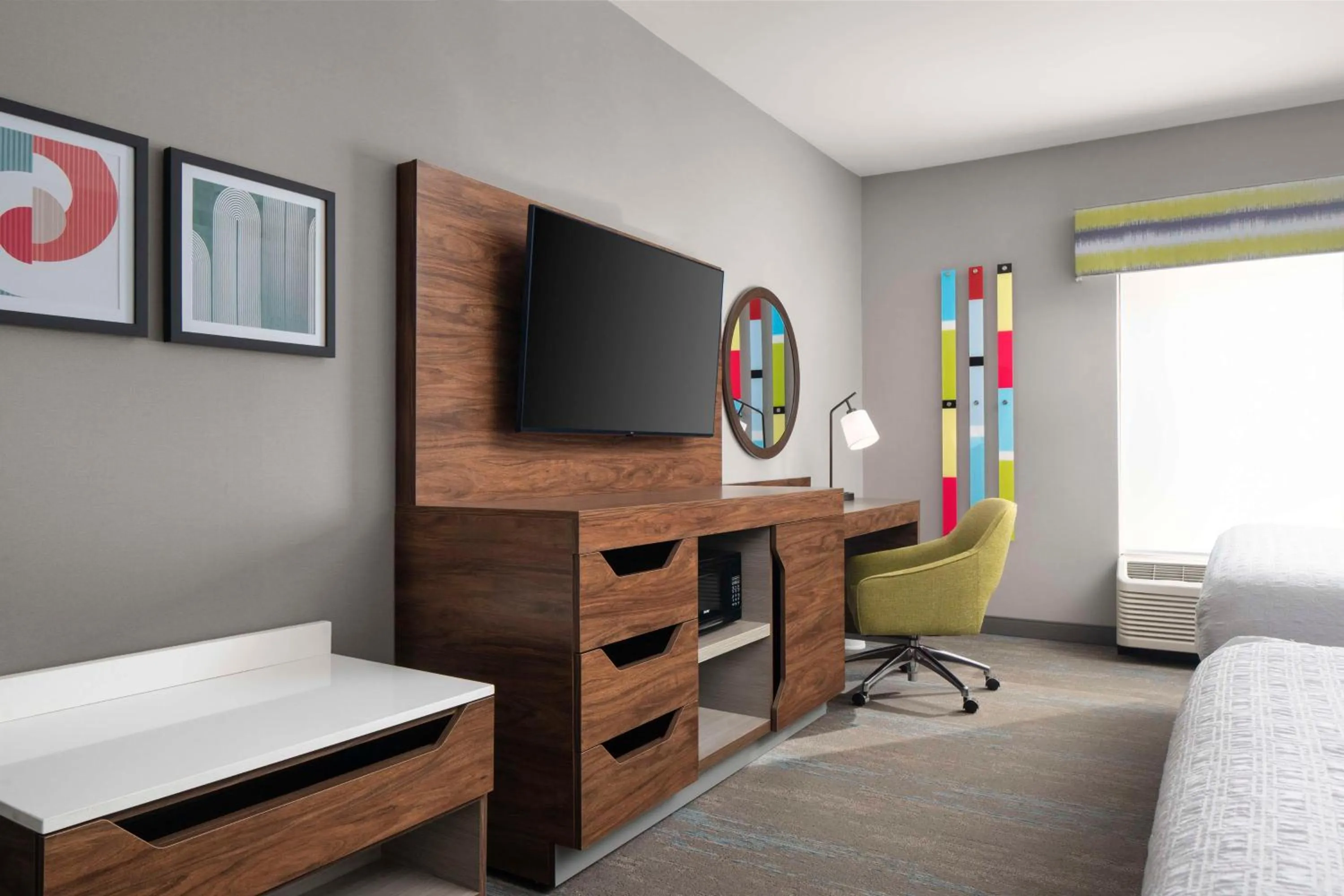 Bedroom, Bed in Hampton Inn Chicopee - Springfield