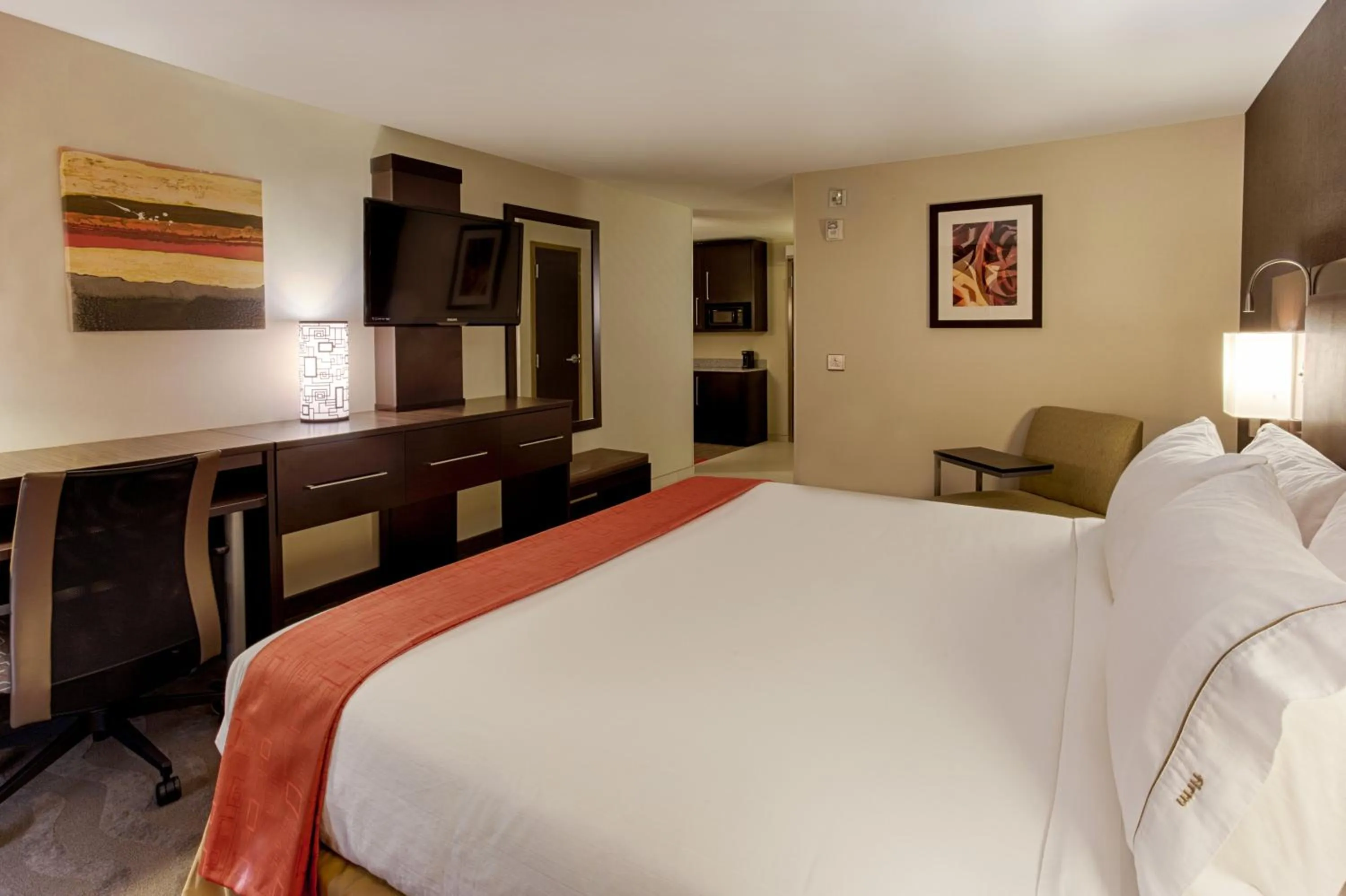 Photo of the whole room, Bed in Holiday Inn Express Baltimore West - Catonsville by IHG