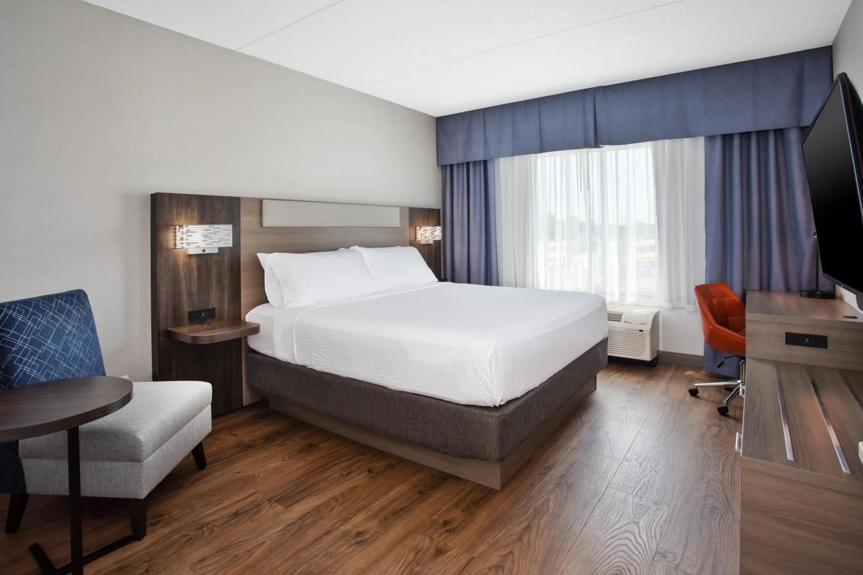 Bed in Holiday Inn Express Kingston Central by IHG