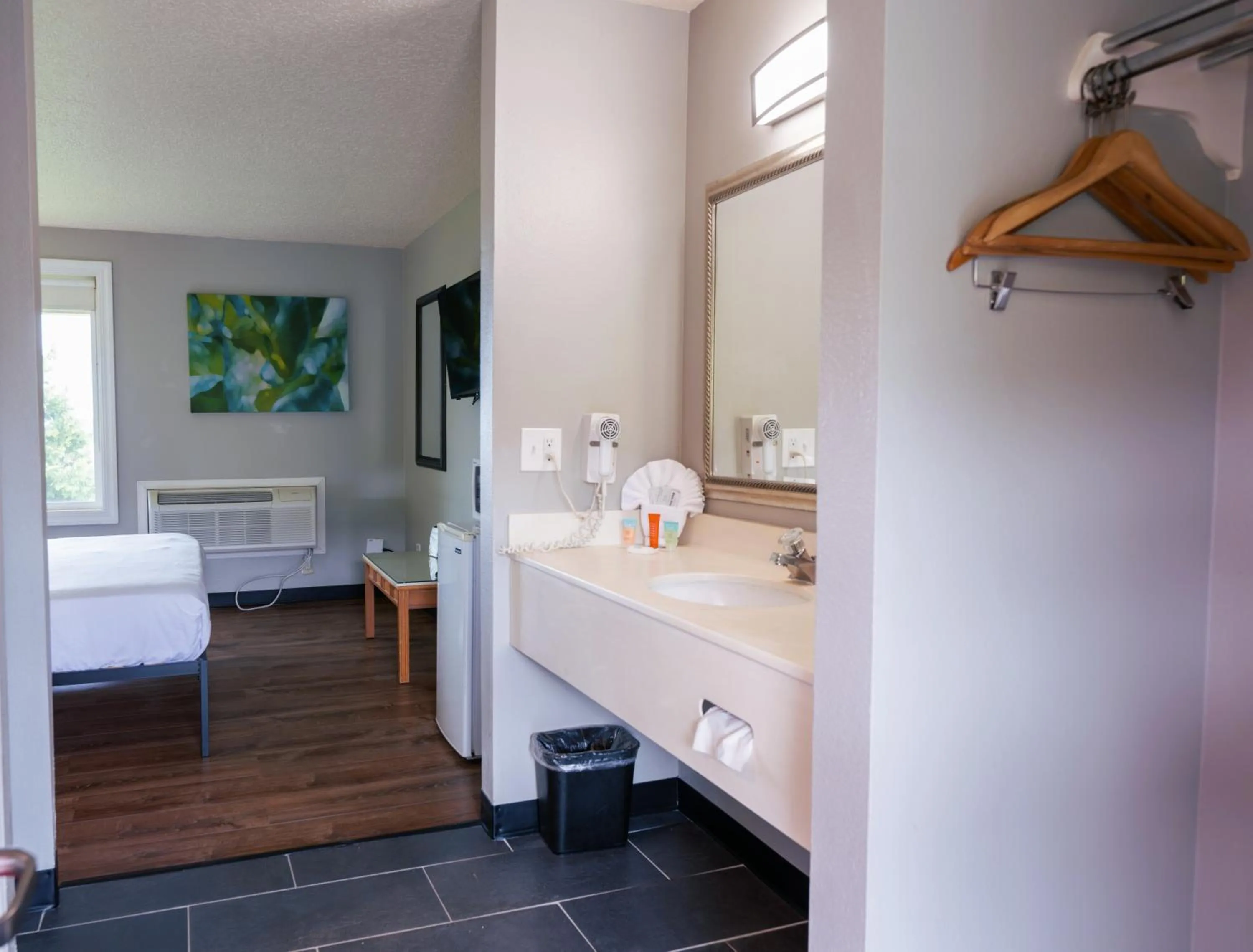 Bed in Sunnyside Inn and Suites