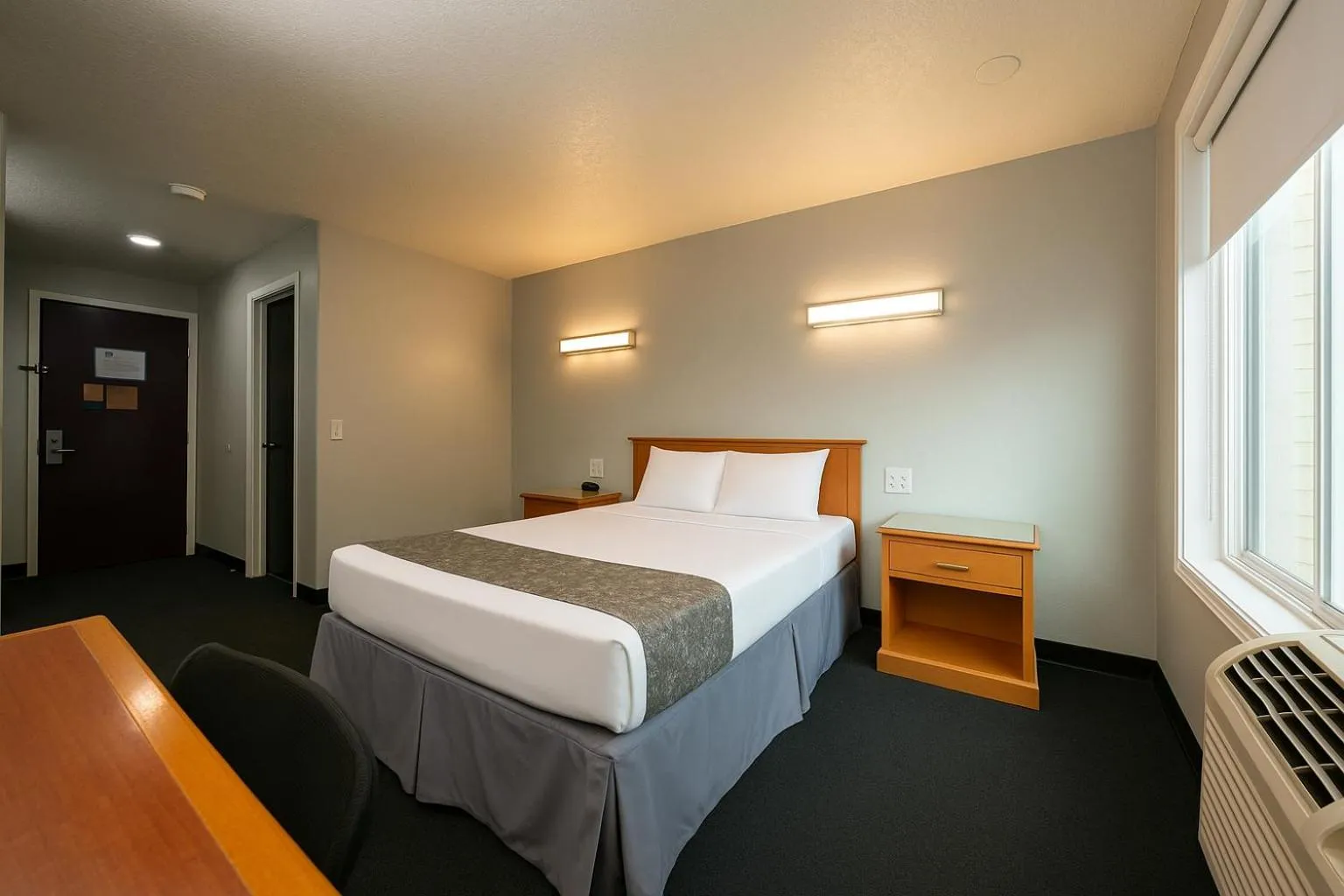 Bed in Sunnyside Inn and Suites