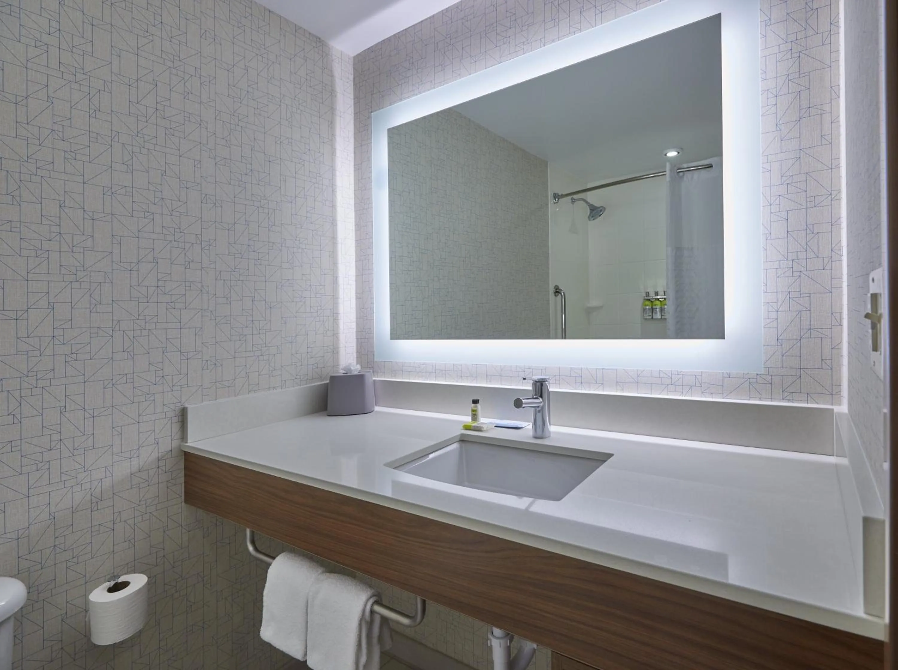 Bathroom in Holiday Inn Express : Eugene - Springfield by IHG