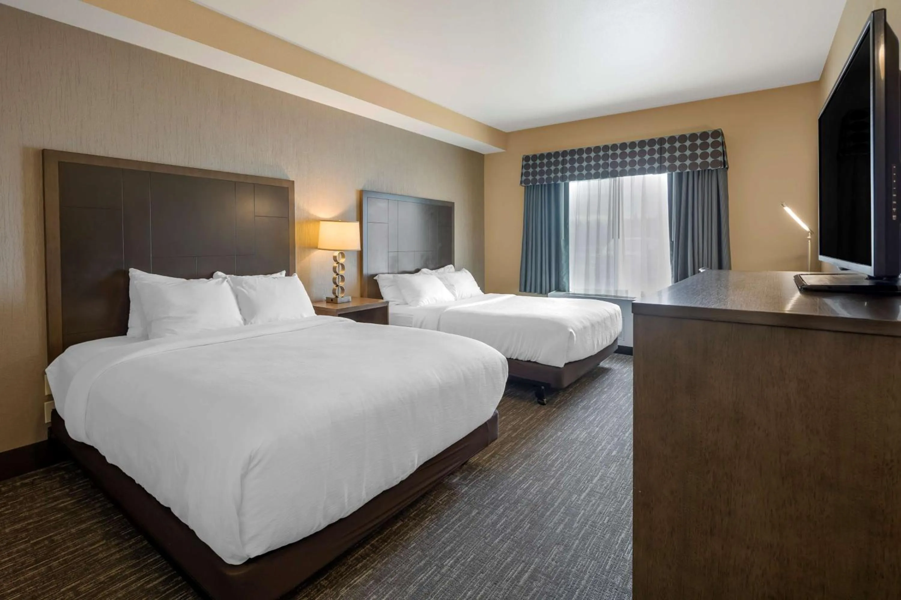 Photo of the whole room, Bed in Best Western Plus Chena River Lodge