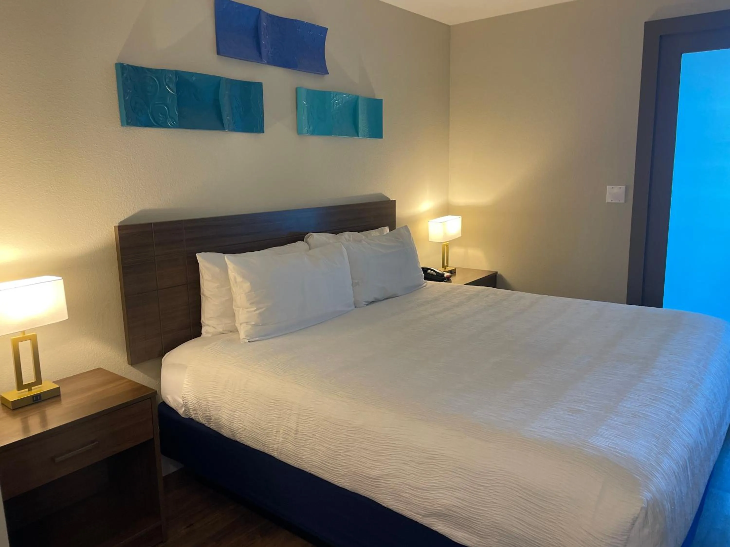 Bed in South Beach Biloxi Hotel & Suites