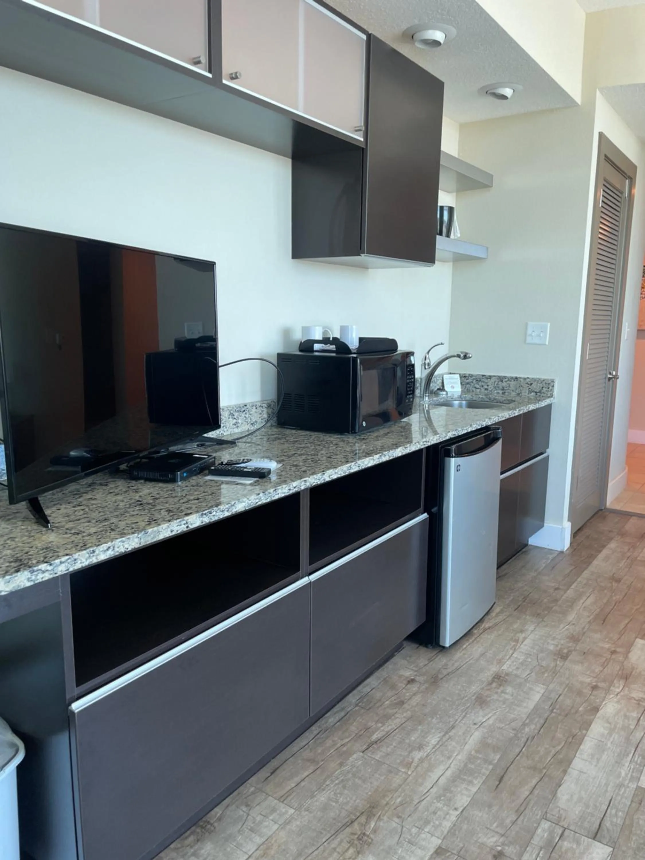 Kitchen or kitchenette in South Beach Biloxi Hotel & Suites