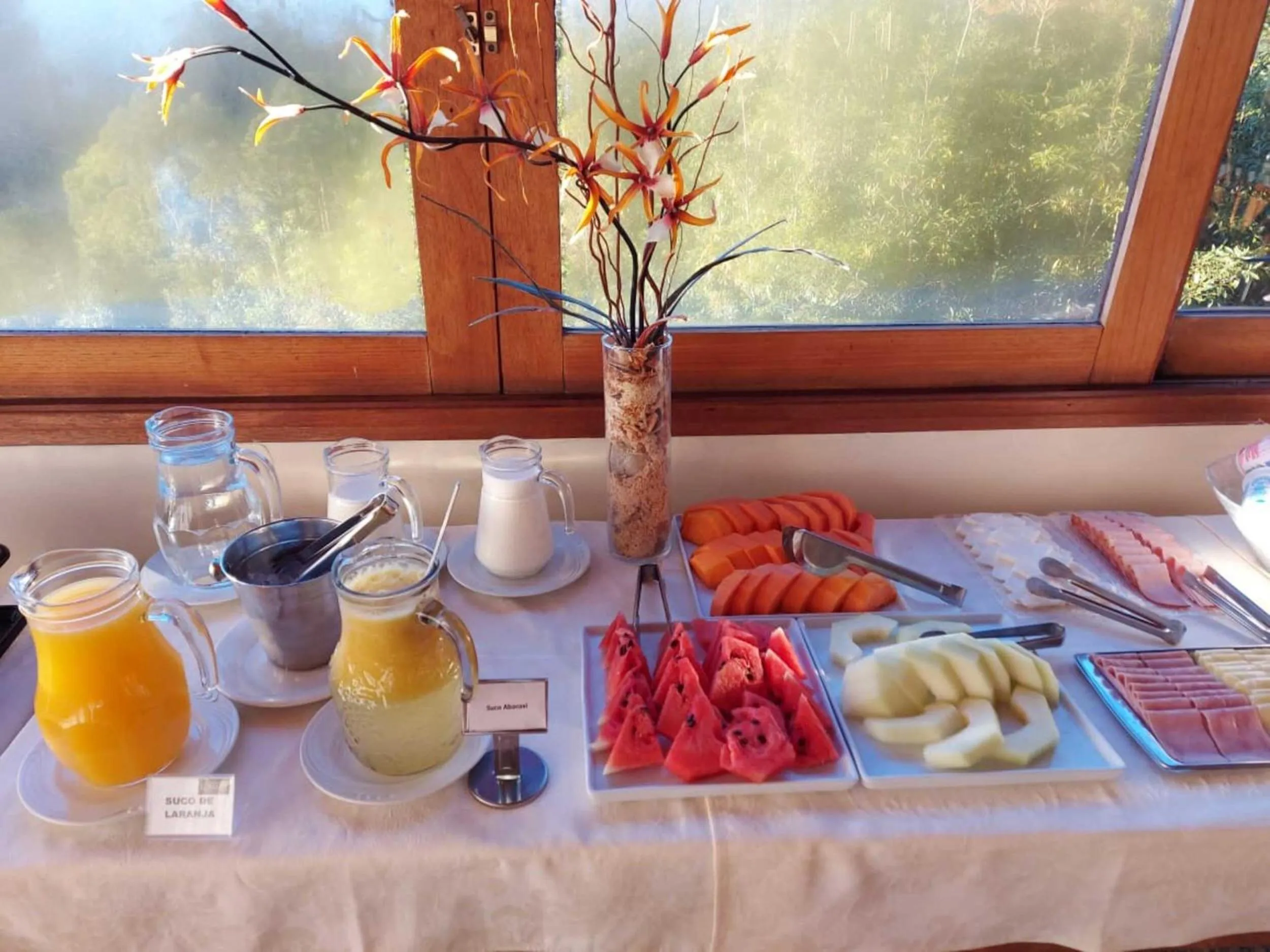 Breakfast in Summit Suítes Hotel Campos do Jordão