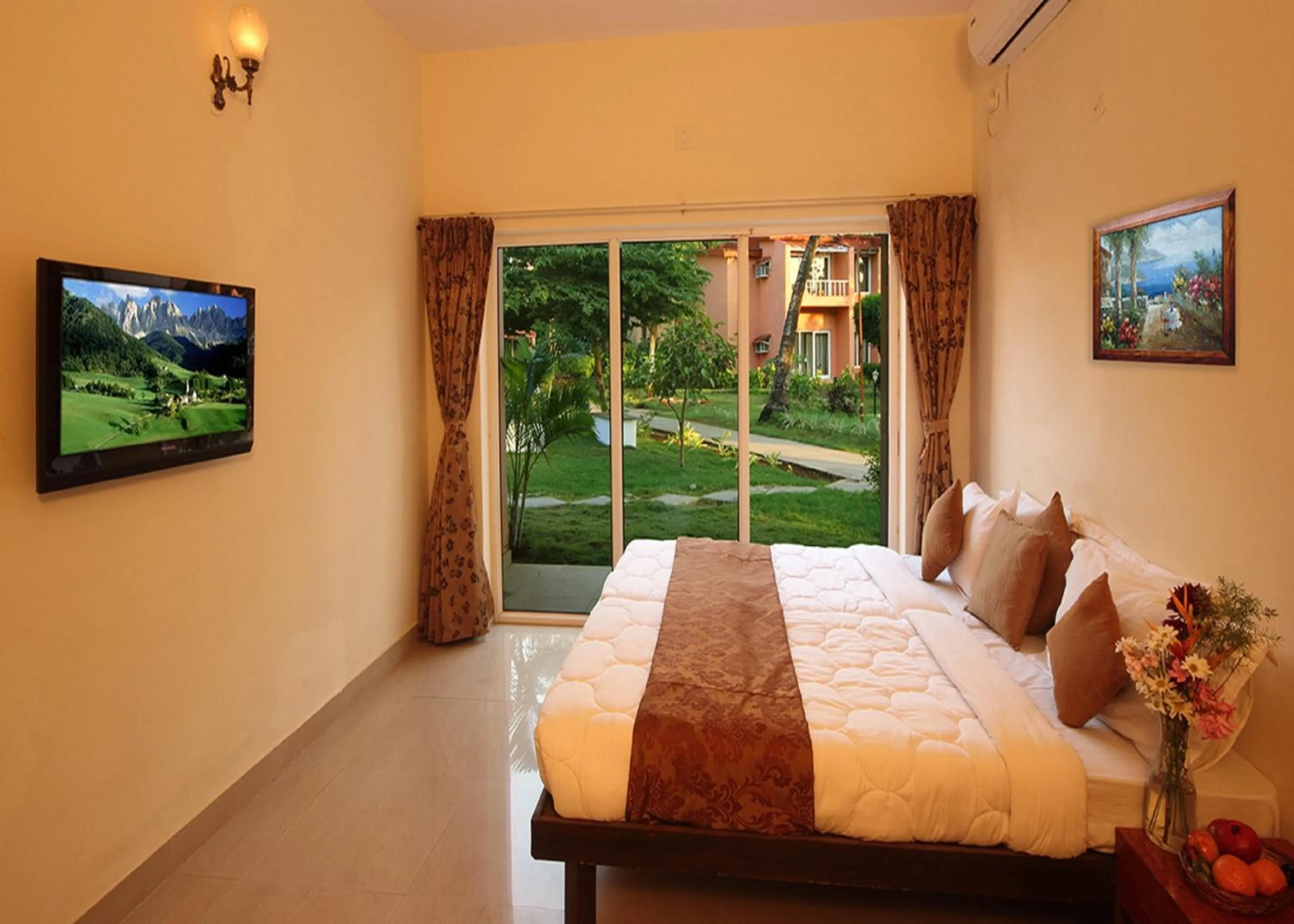 TV and multimedia, Bed in The Byke Old Anchor Beach Resort & Spa