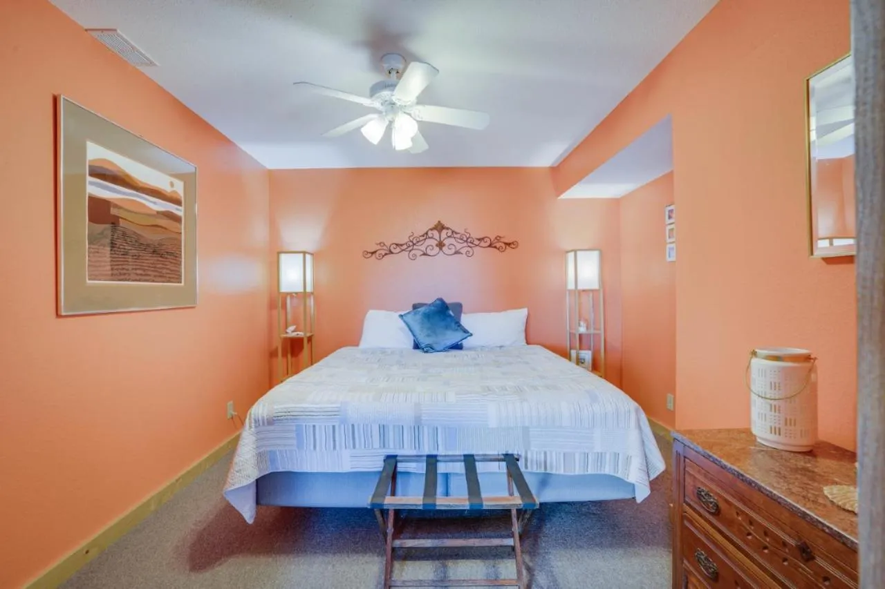 Bedroom, Bed in Lake Breeze Timber