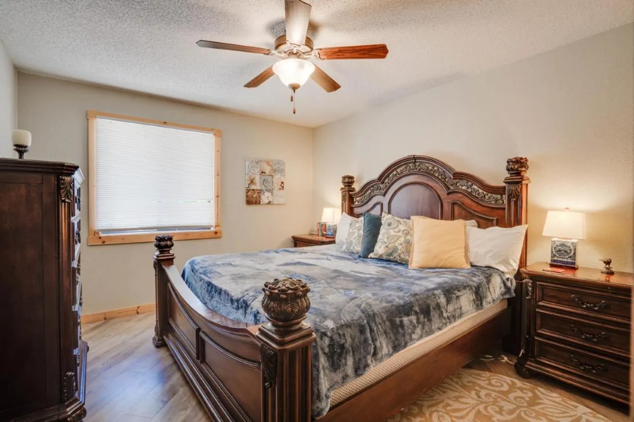 Bedroom, Bed in Lake Breeze Timber