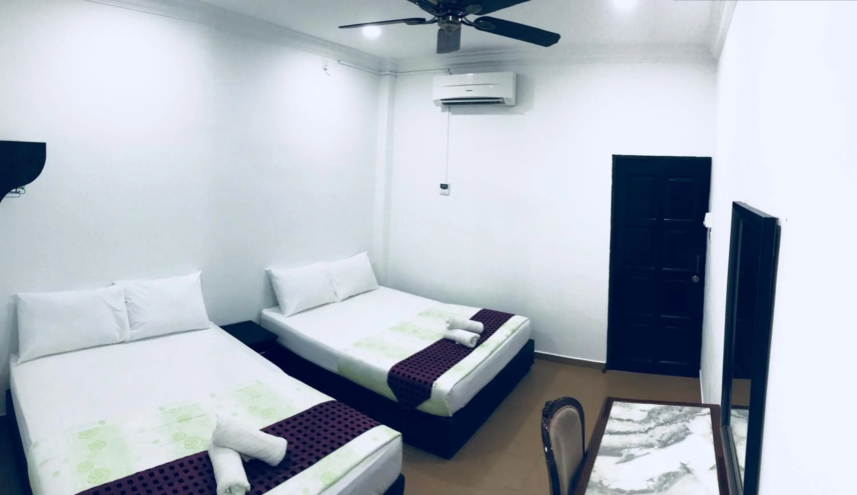 Bed in Adina Drive In Motel