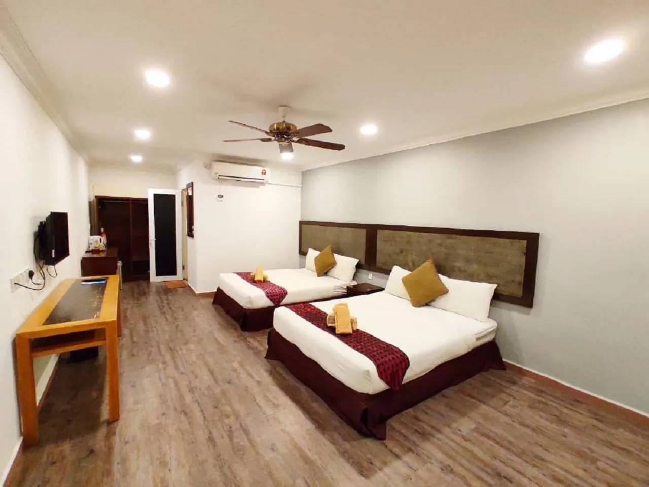 Bed in Adina Drive In Motel