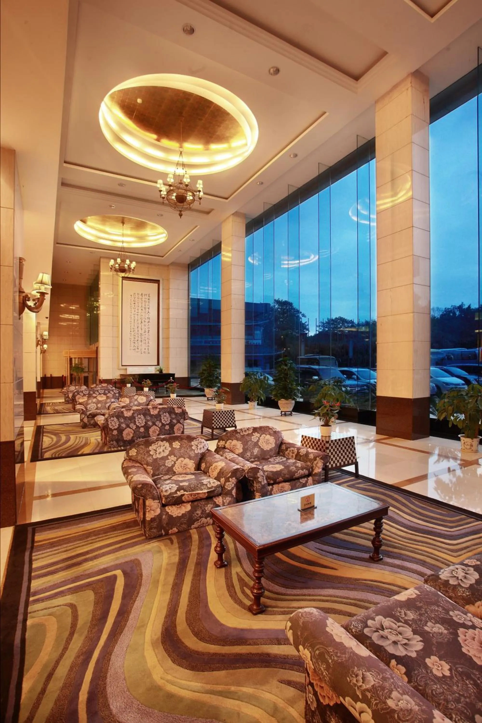 Communal lounge/ TV room in Lijiang Waterfall Hotel Guilin