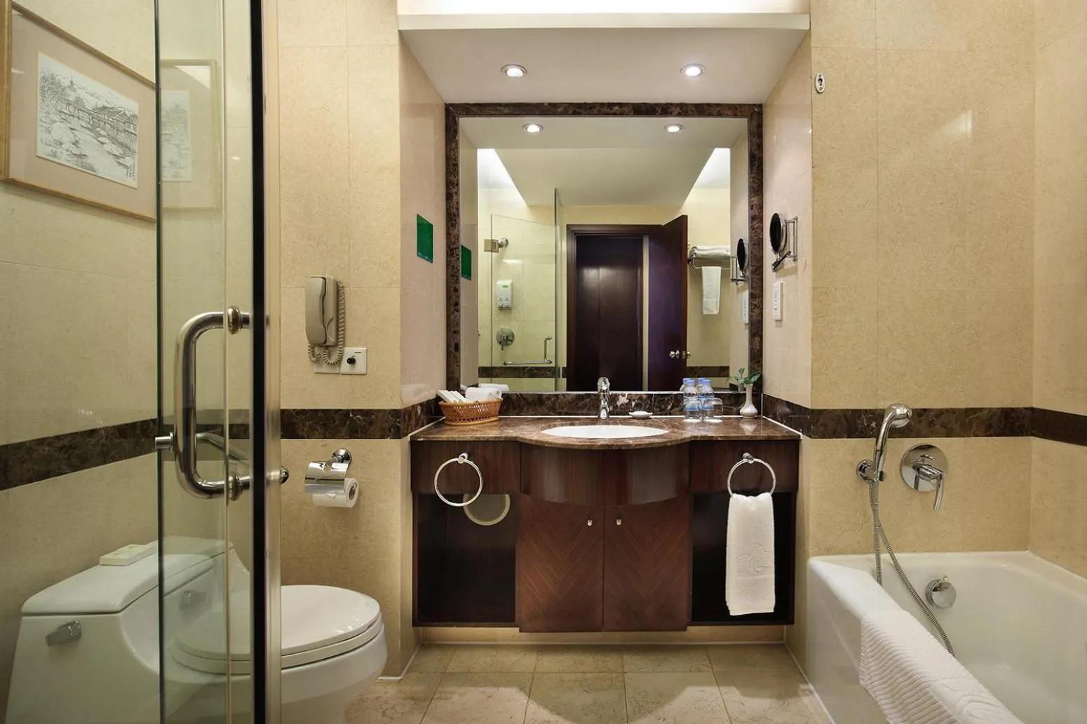 Bathroom in Lijiang Waterfall Hotel Guilin
