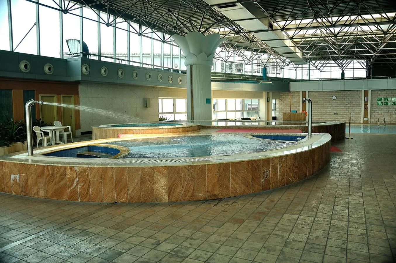 Swimming pool in Lijiang Waterfall Hotel Guilin