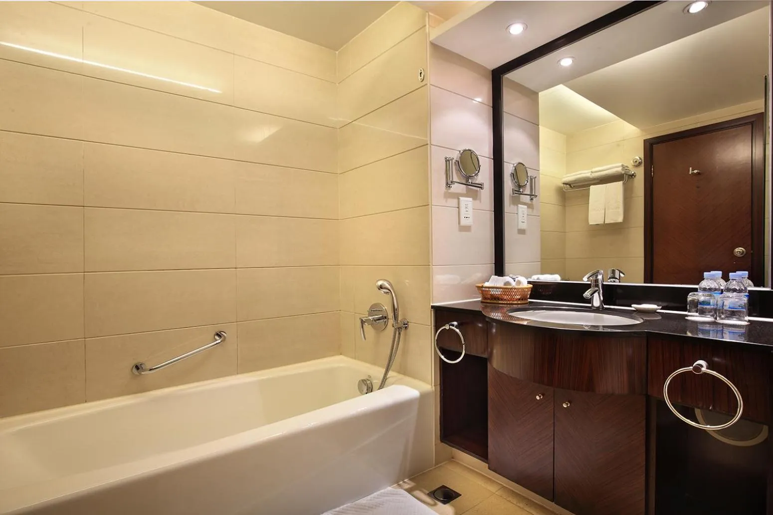 Toilet in Lijiang Waterfall Hotel Guilin