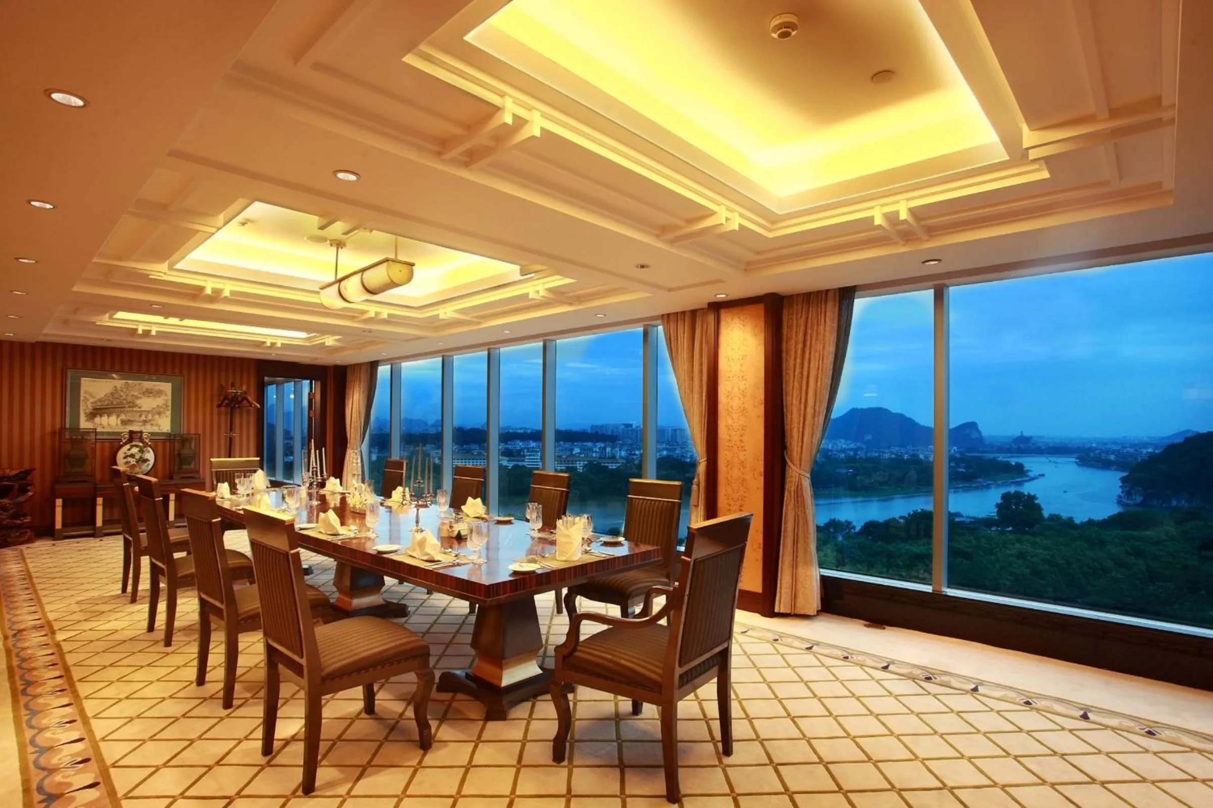 Dining area in Lijiang Waterfall Hotel Guilin