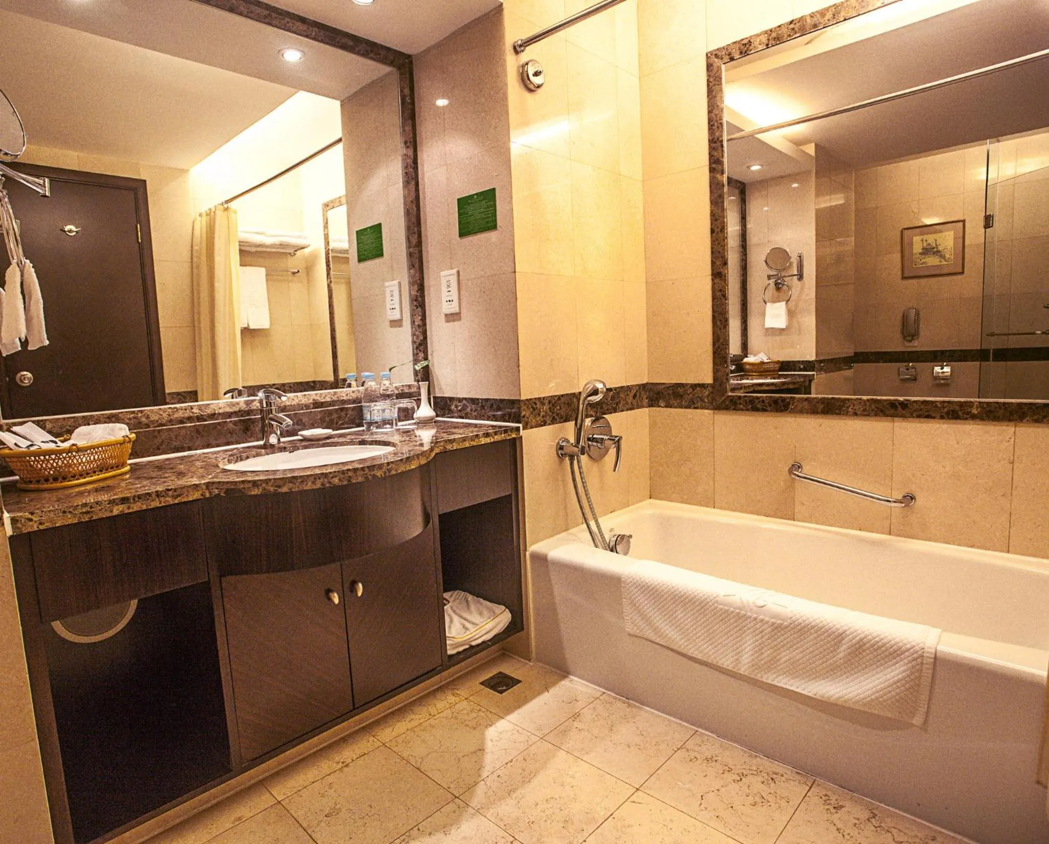 Toilet in Lijiang Waterfall Hotel Guilin