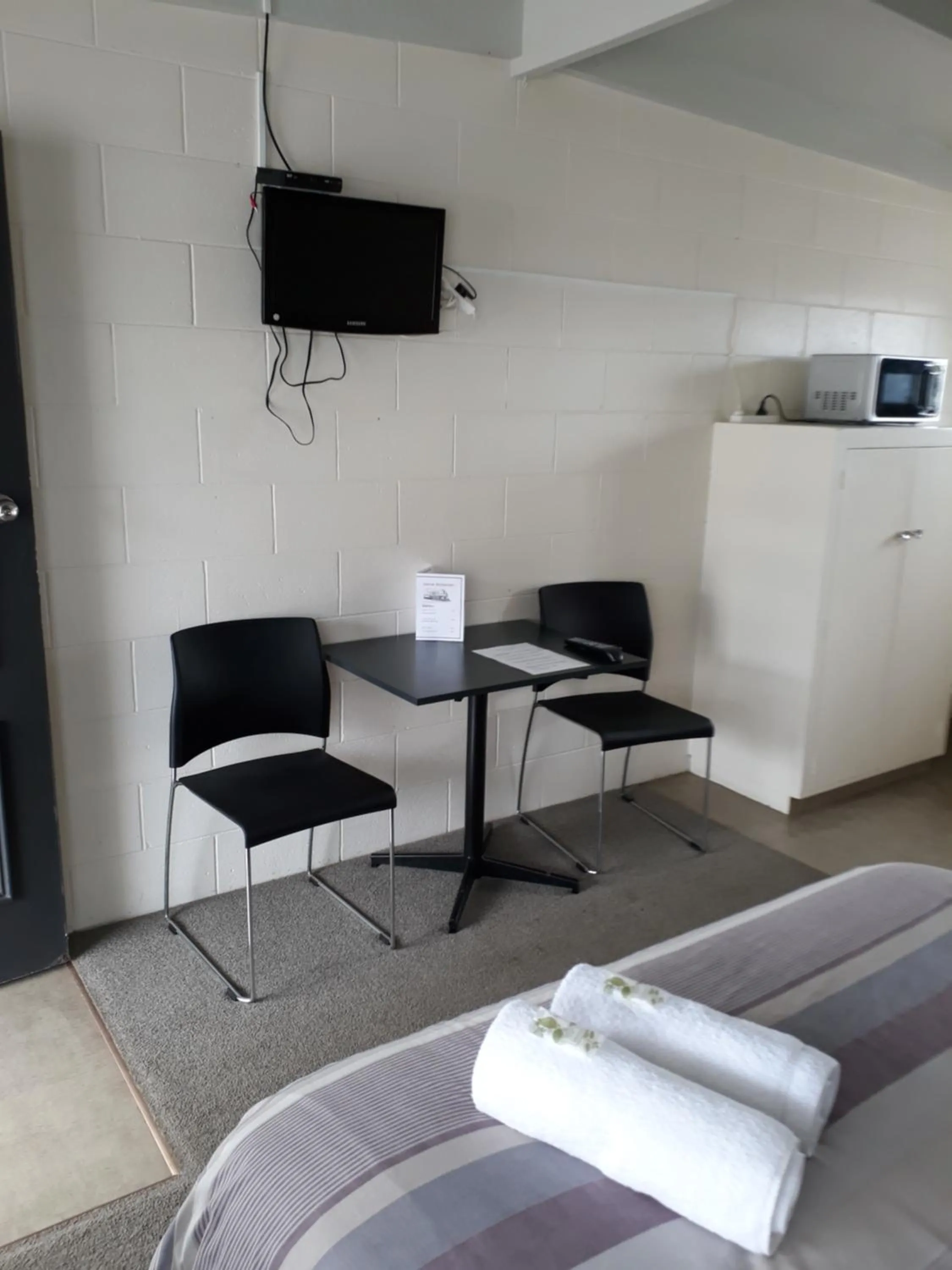 Kitchen or kitchenette, Bed in Railway Hotel/Motel Hokitika