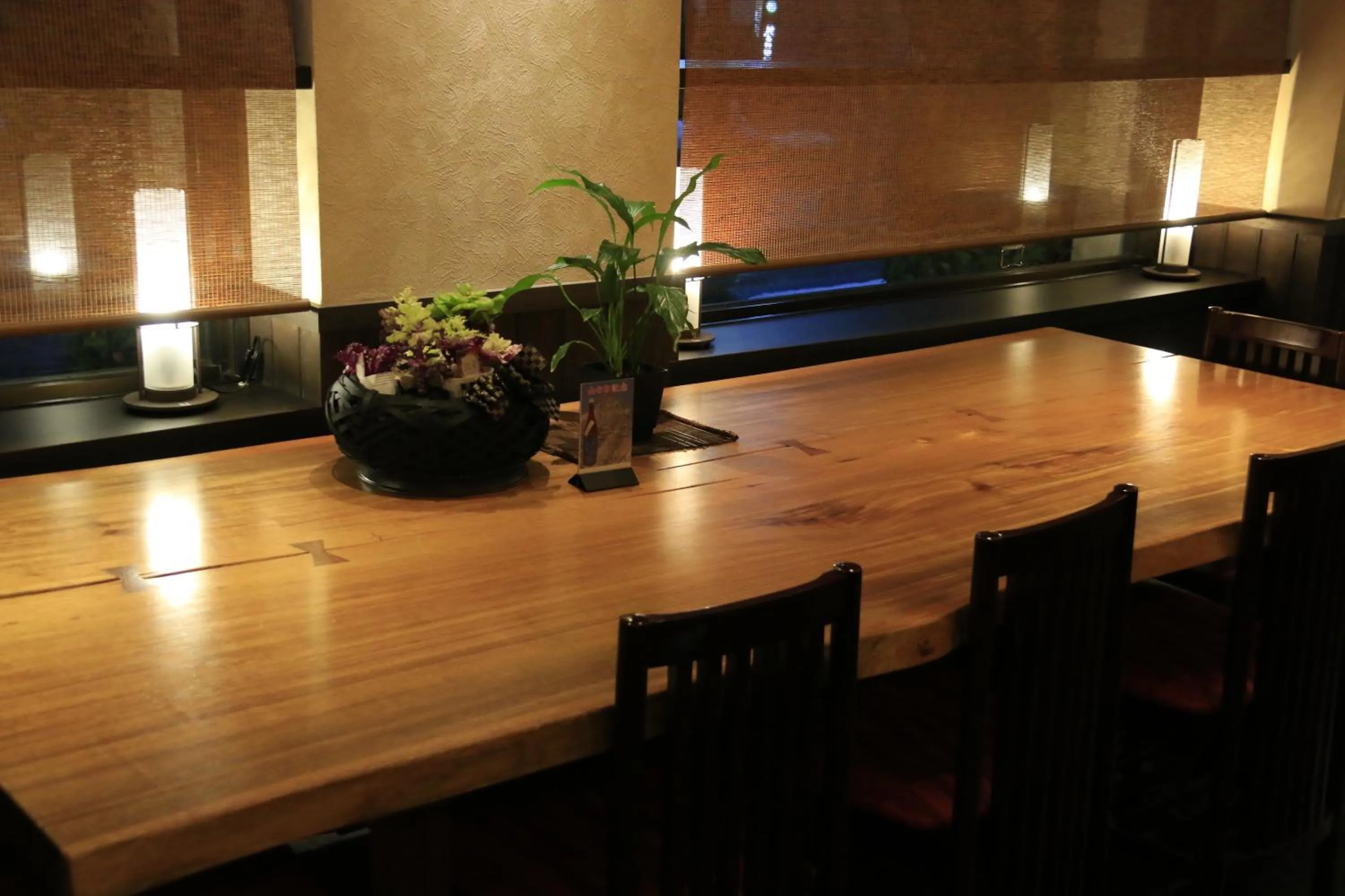 Restaurant/places to eat in Hotel New Station