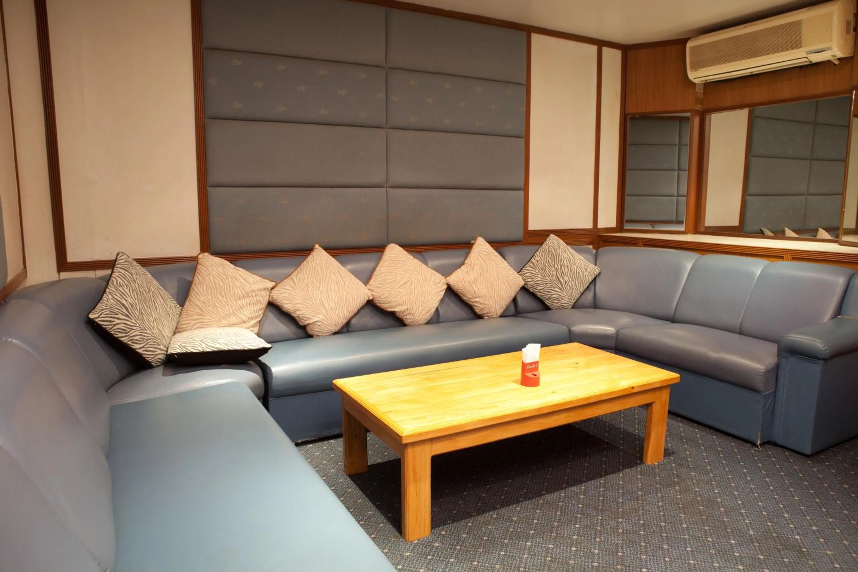 Communal lounge/ TV room in Tanyong Hotel