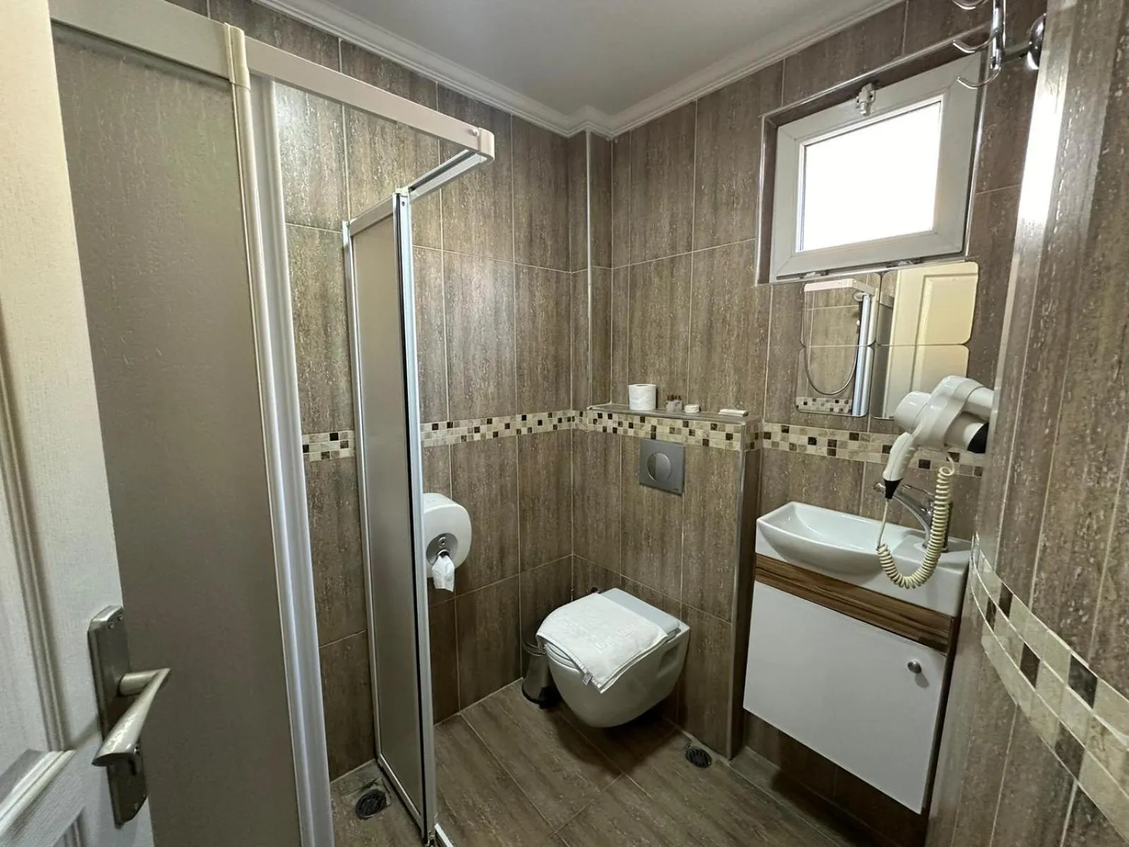 Shower in Hotel Buhara Family Inn