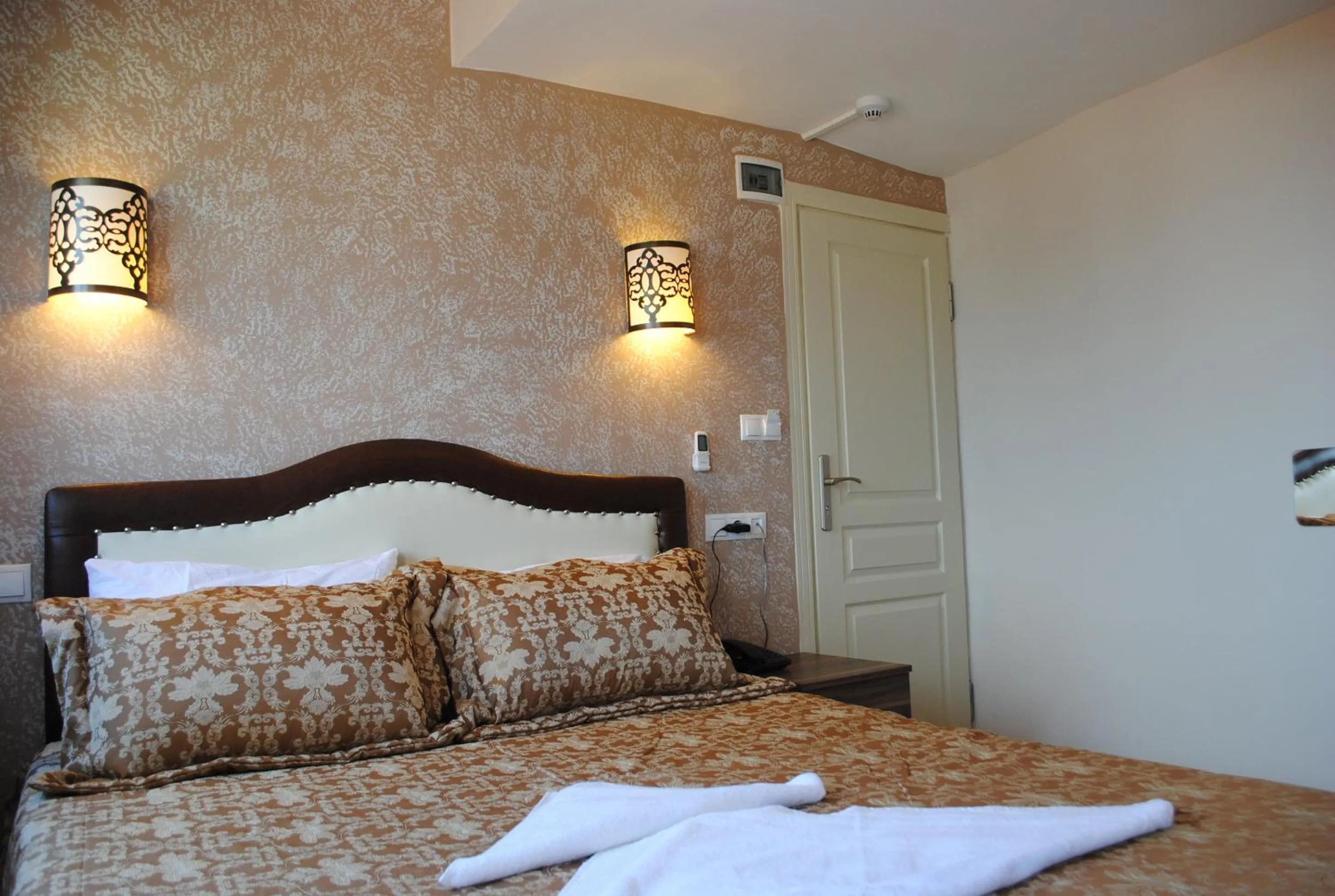 Bedroom, Bed in Hotel Buhara Family Inn