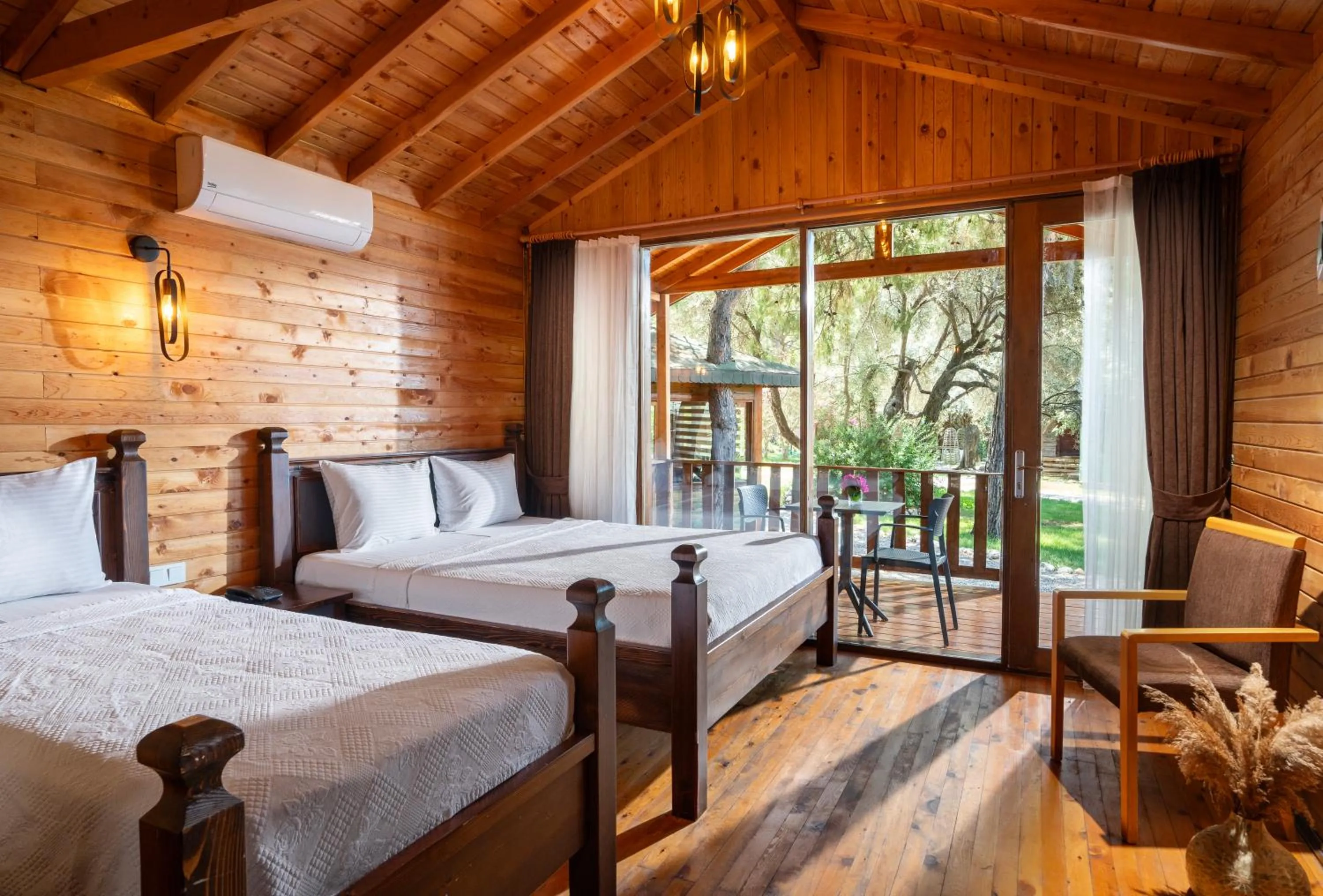 Bedroom, Bed in Sea Valley Lodge