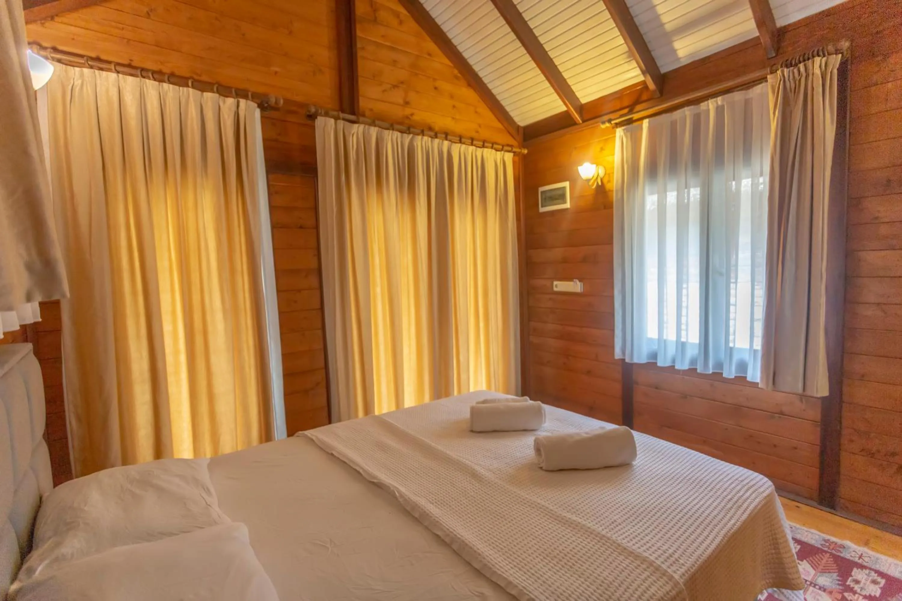 Bedroom, Bed in Sea Valley Lodge