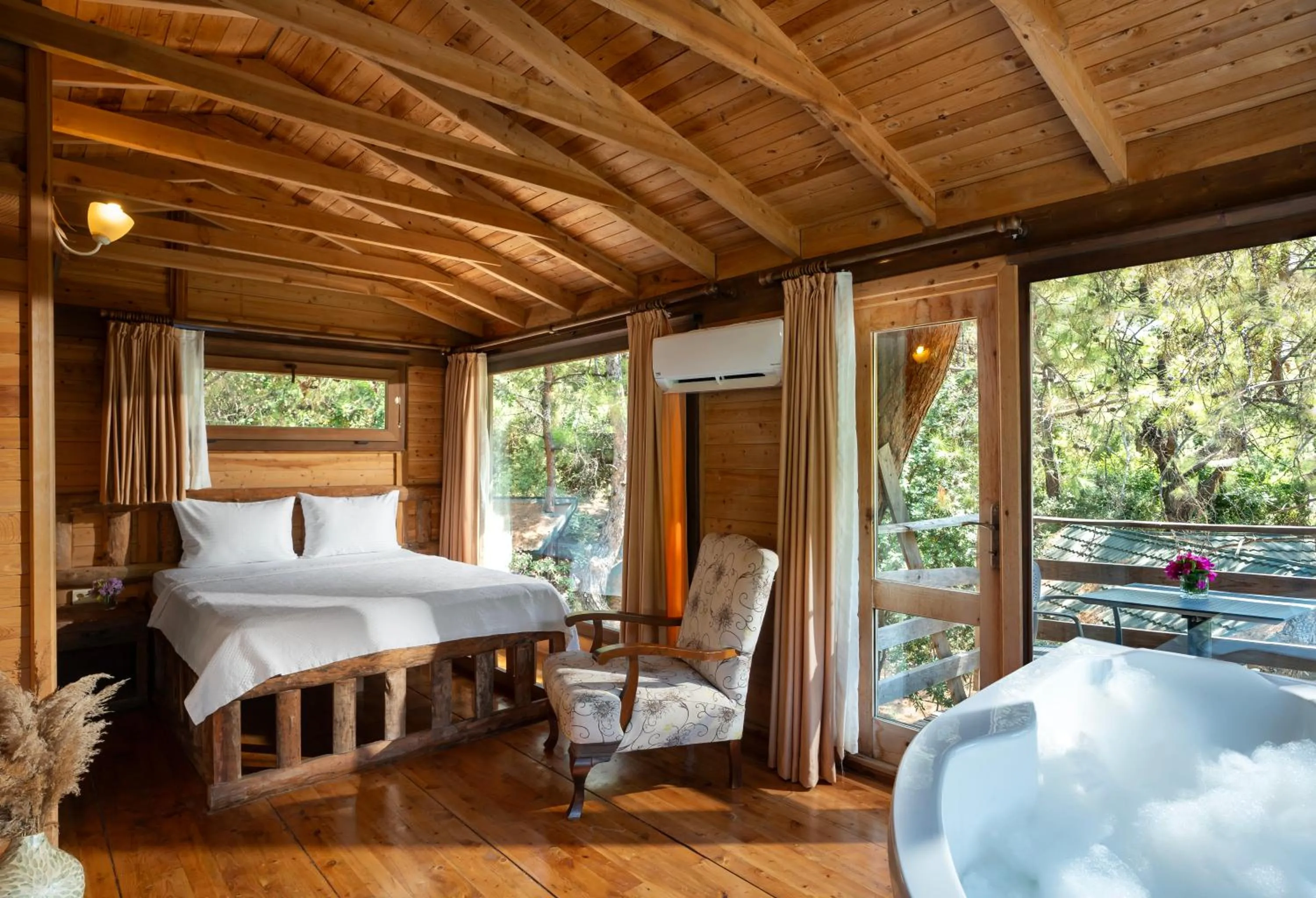 Hot Tub, Bed in Sea Valley Lodge