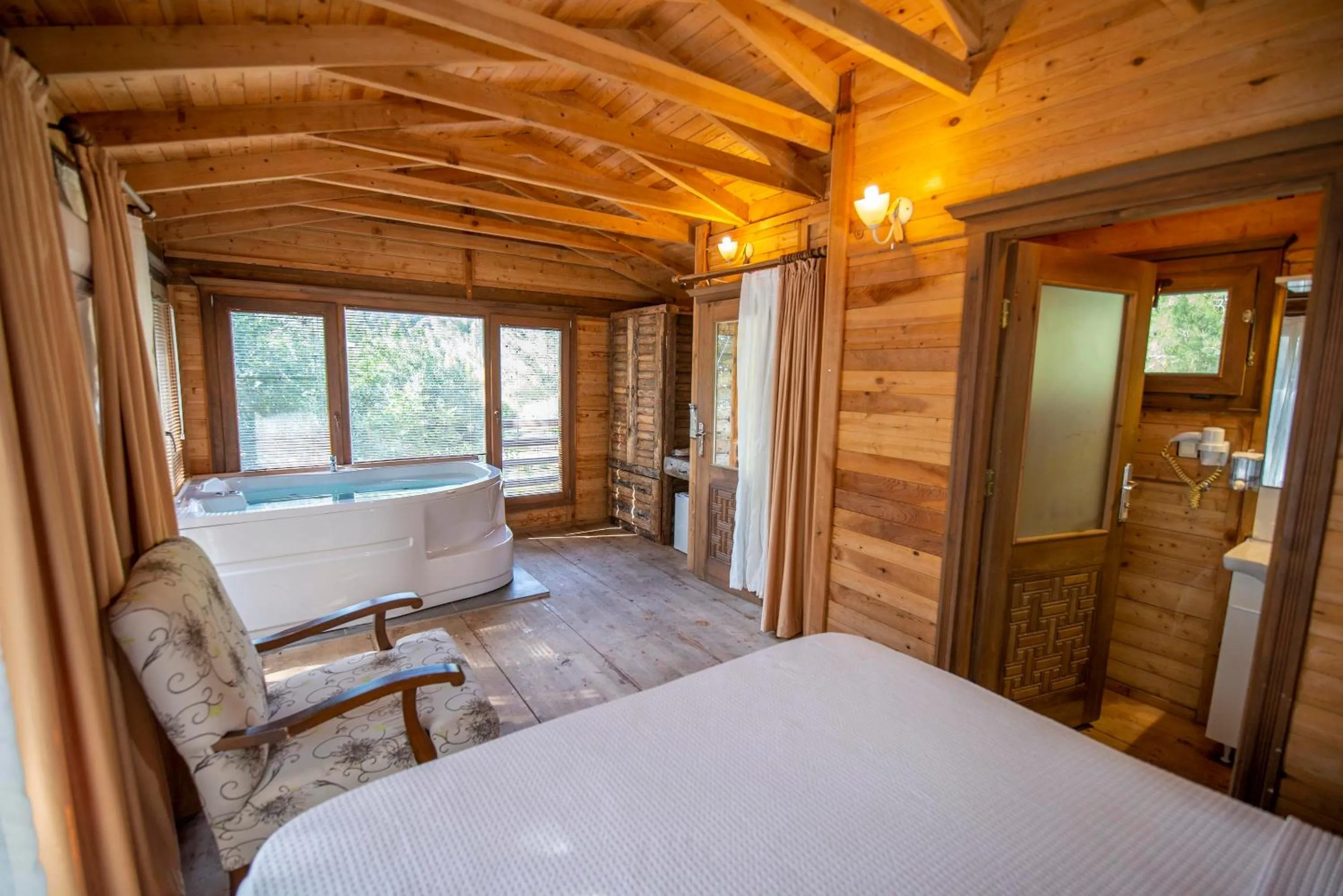 Photo of the whole room, Bed in Sea Valley Lodge