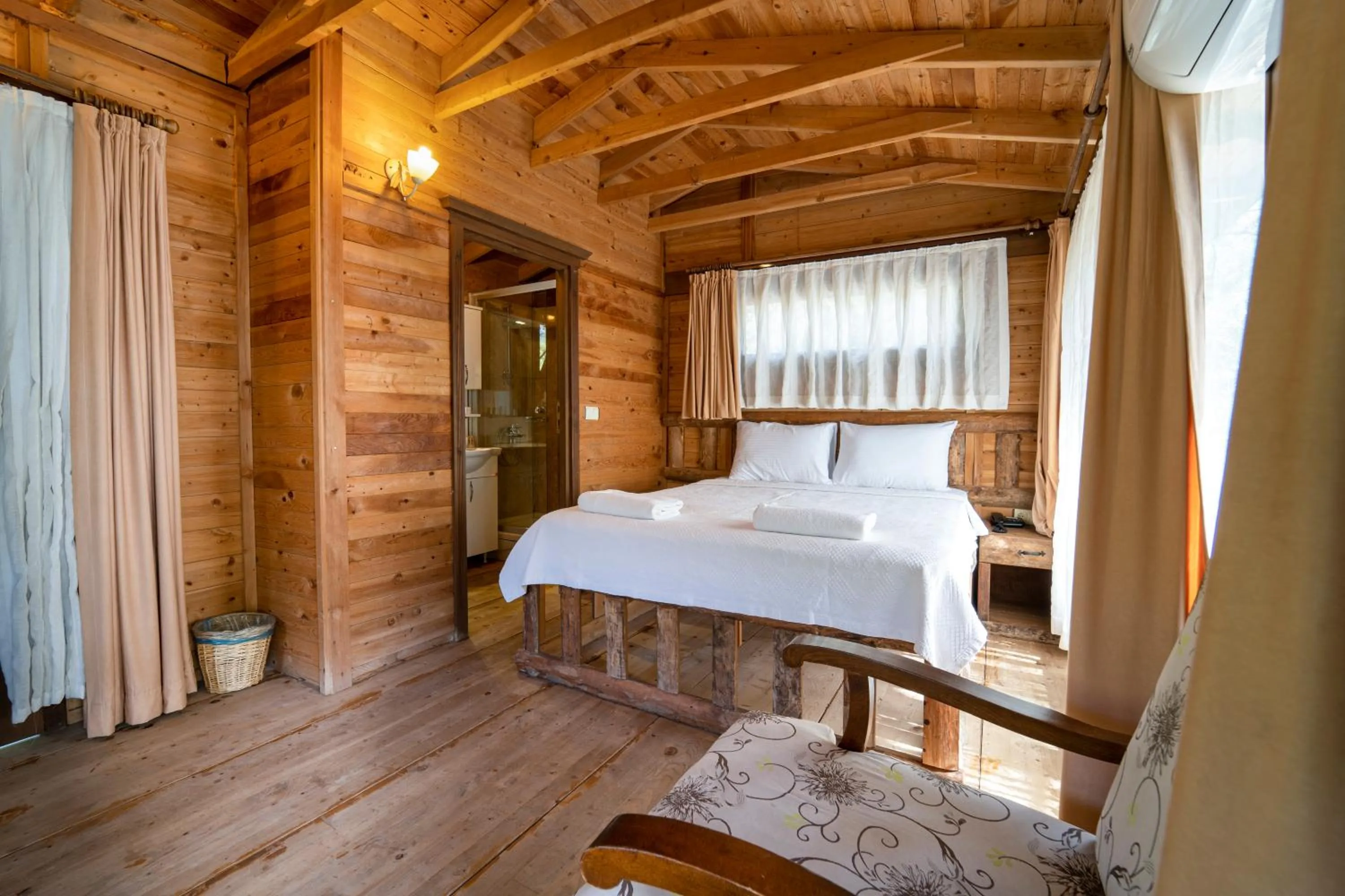 Bedroom, Bed in Sea Valley Lodge