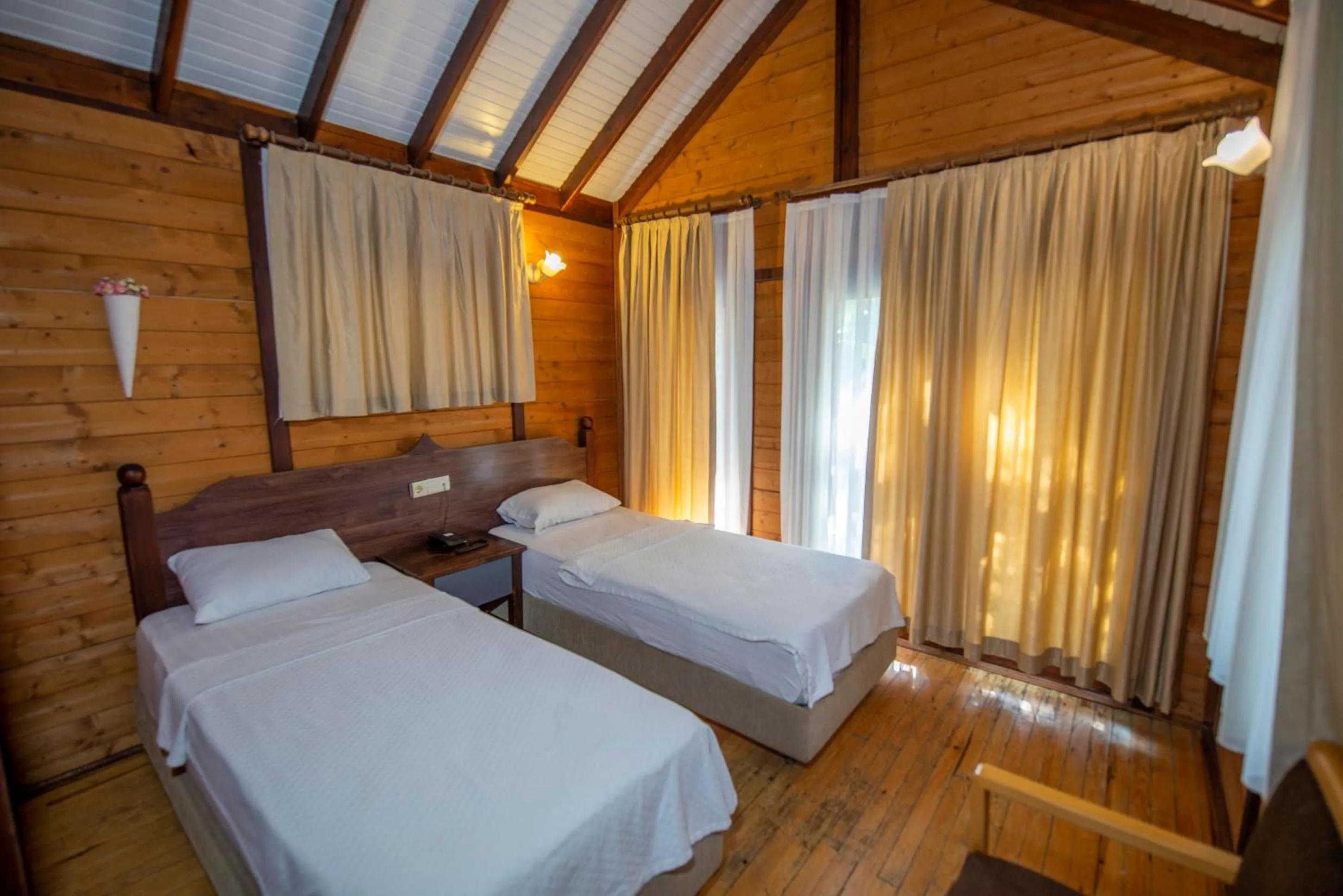 Photo of the whole room, Bed in Sea Valley Lodge