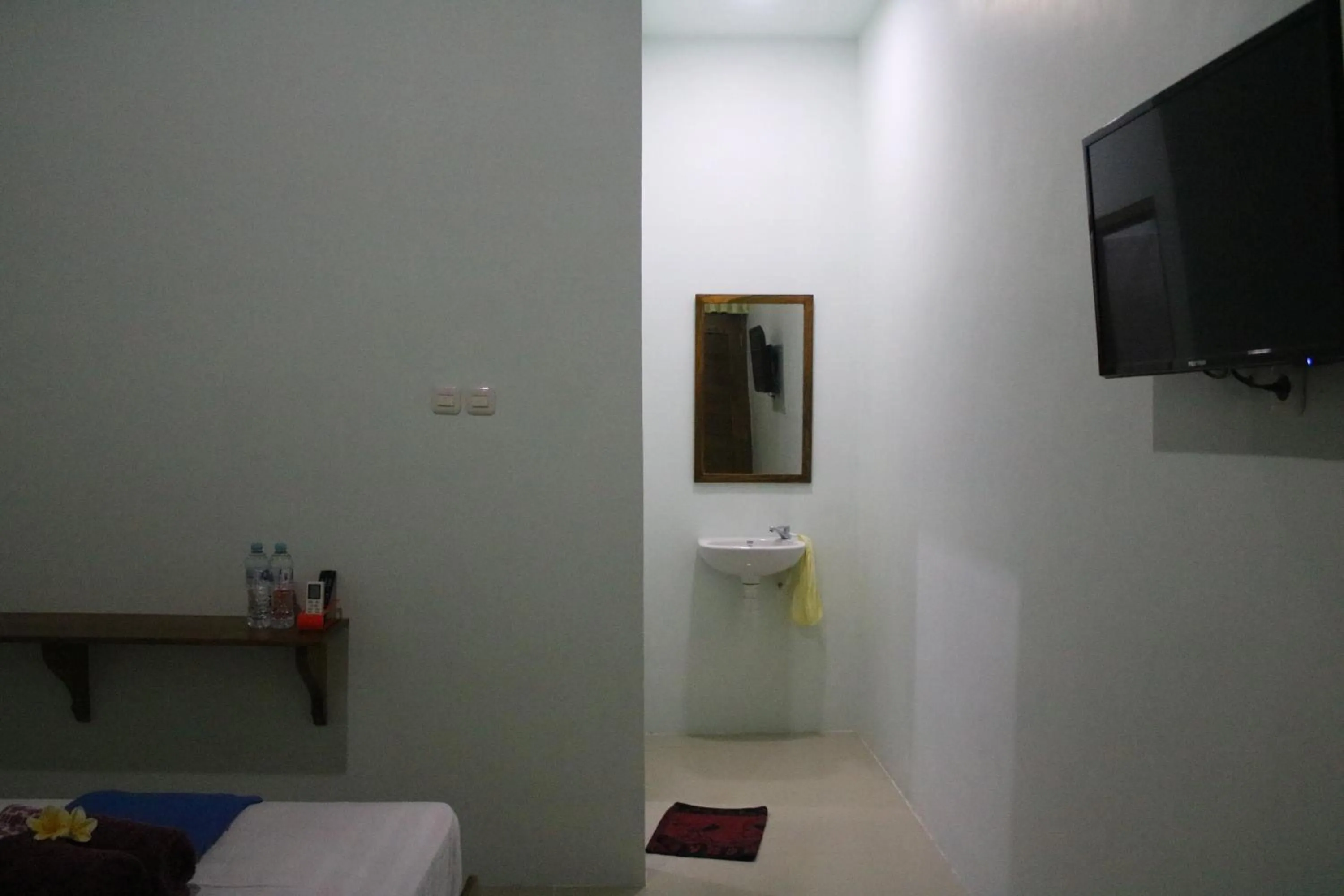 Communal lounge/ TV room in Arrys Watukarung Surfcamp