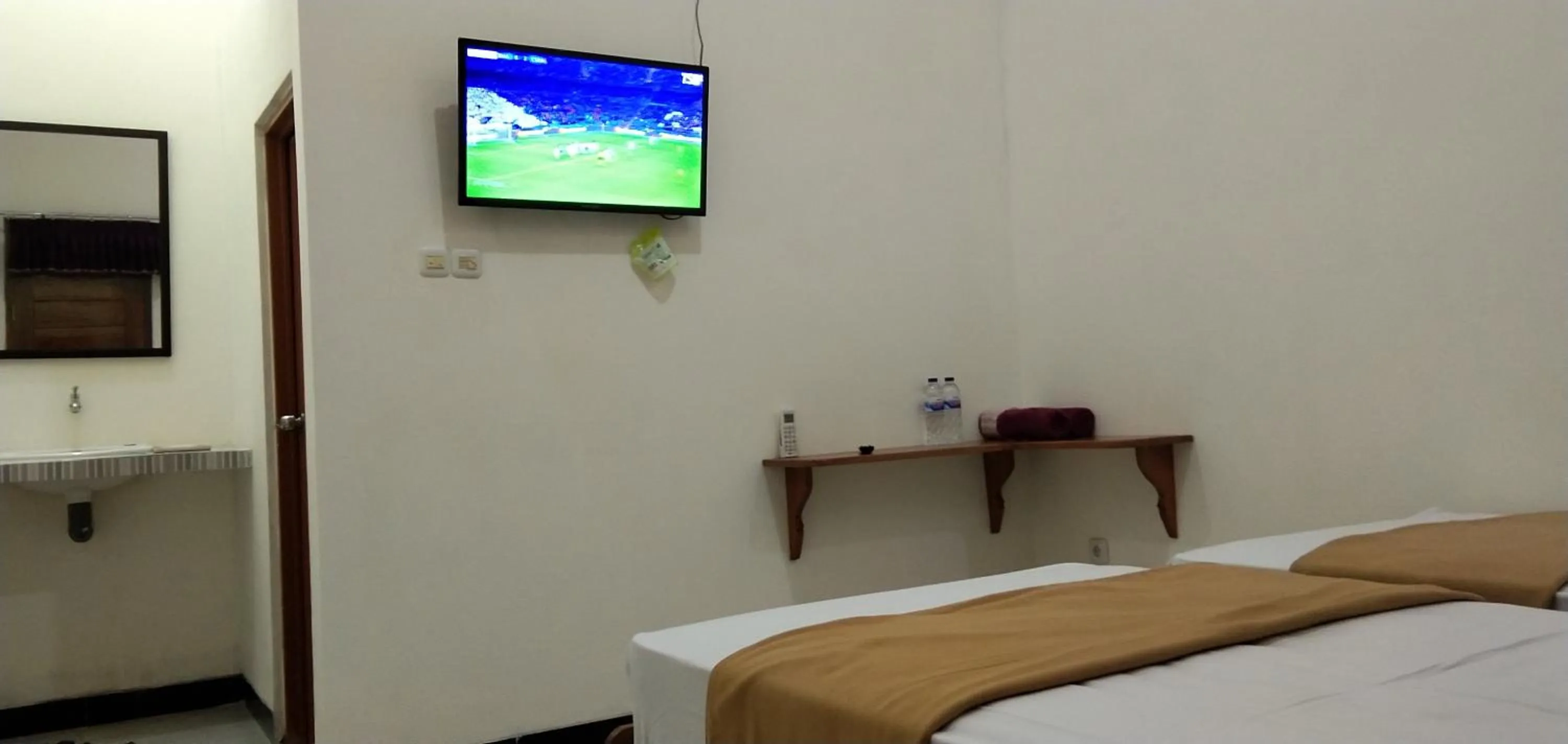 Bed in Arrys Watukarung Surfcamp