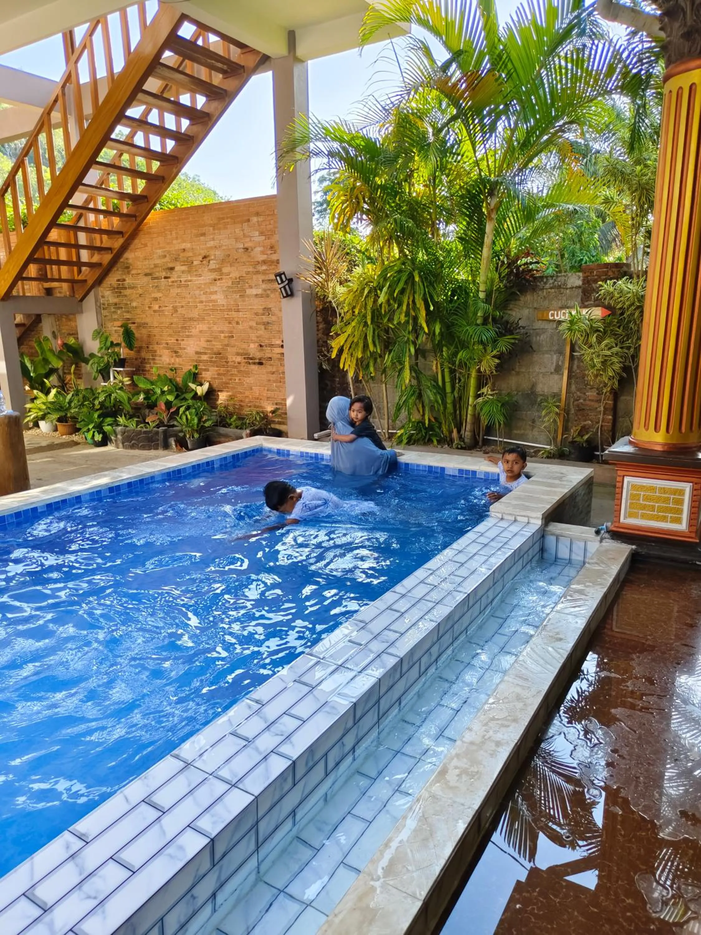 Arrys Watukarung Surfcamp