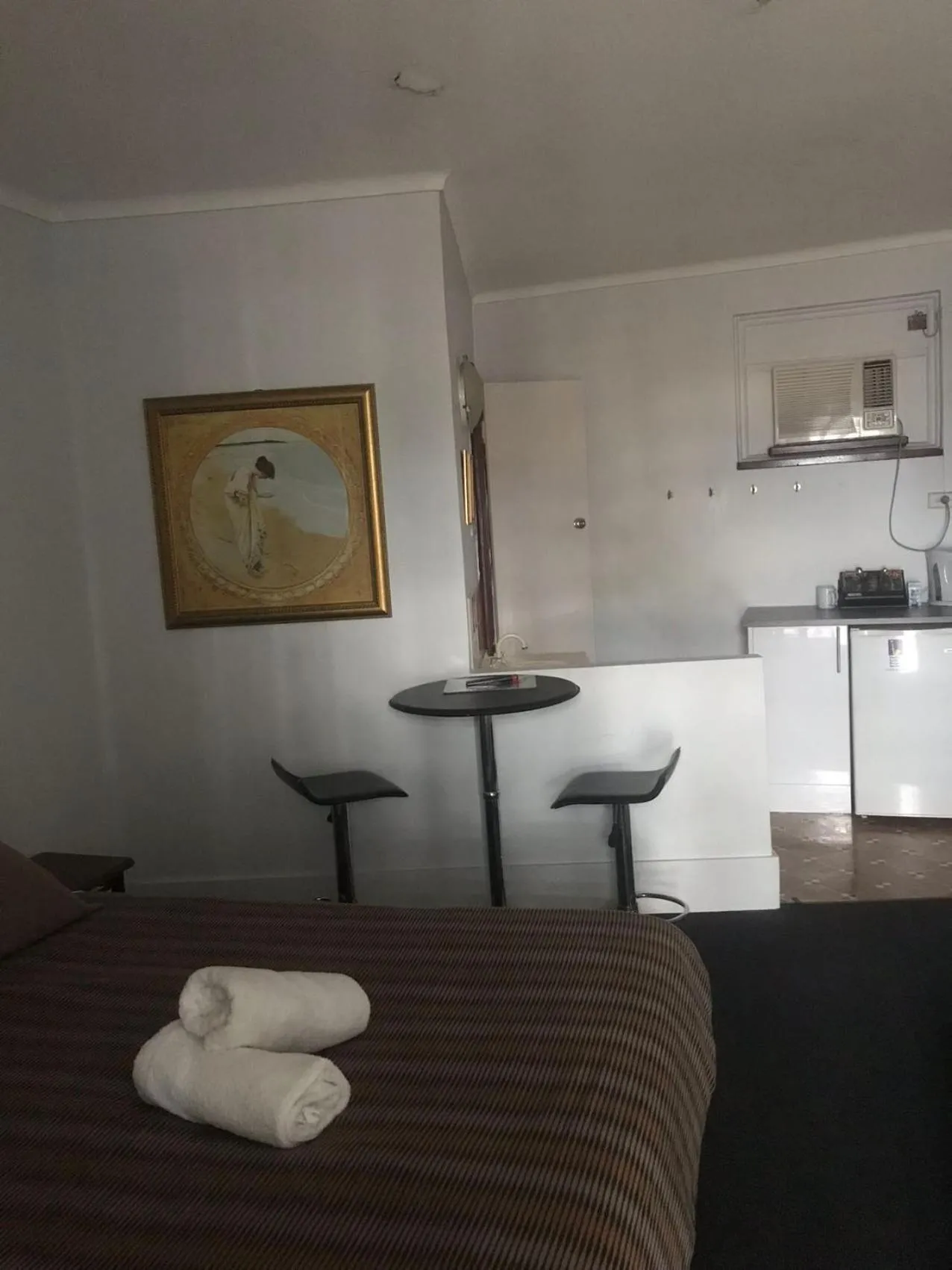 Bed in The Flinders Hotel Motel Port Augusta