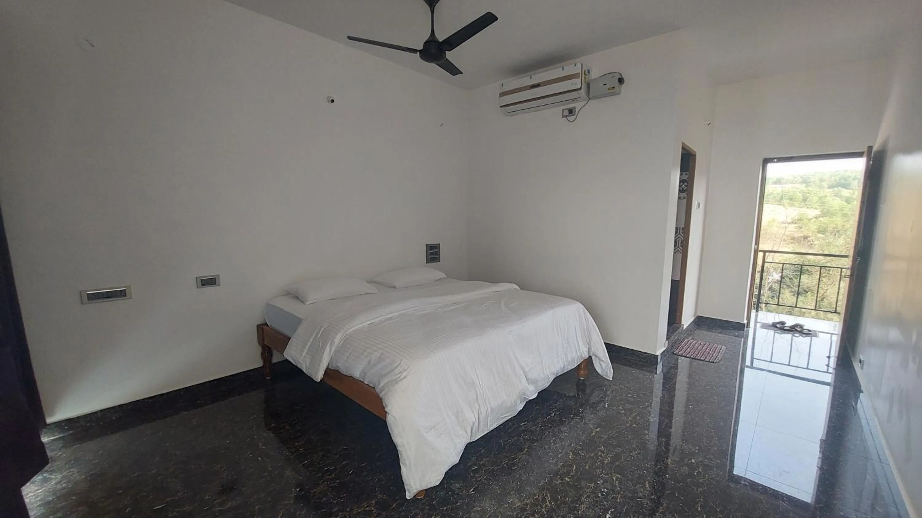 Photo of the whole room, Bed in HosteLife Gokarna