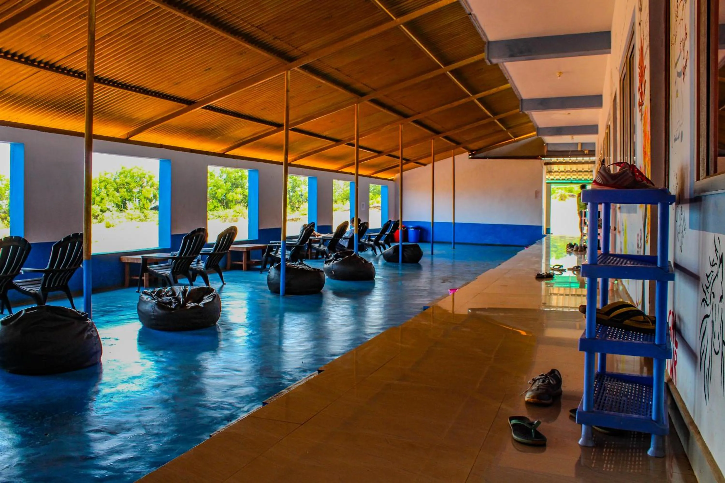 Communal lounge/ TV room in HosteLife Gokarna