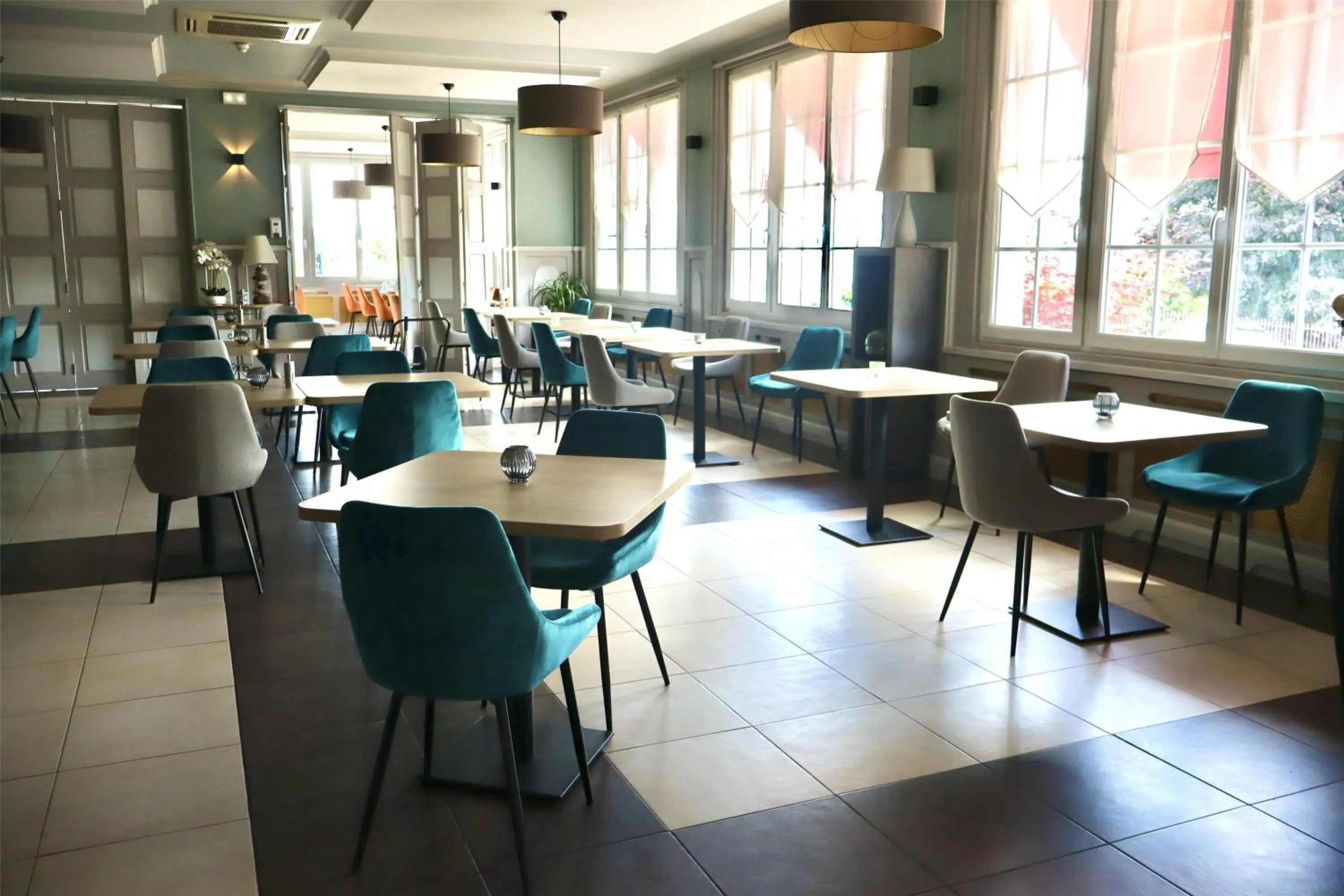 Restaurant/places to eat in Best Western Hotel Ile de France