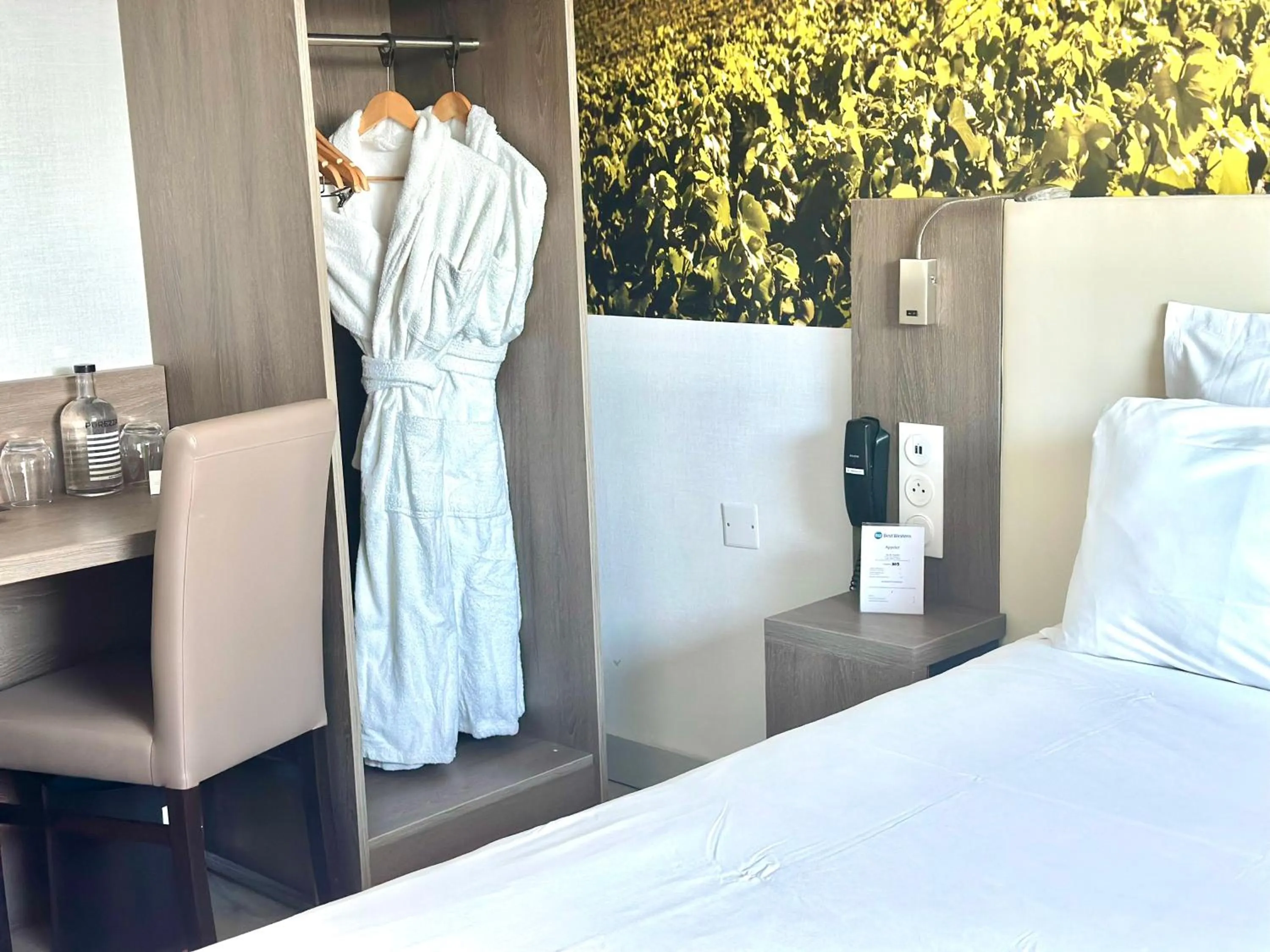 Bed in Best Western Hotel Ile de France