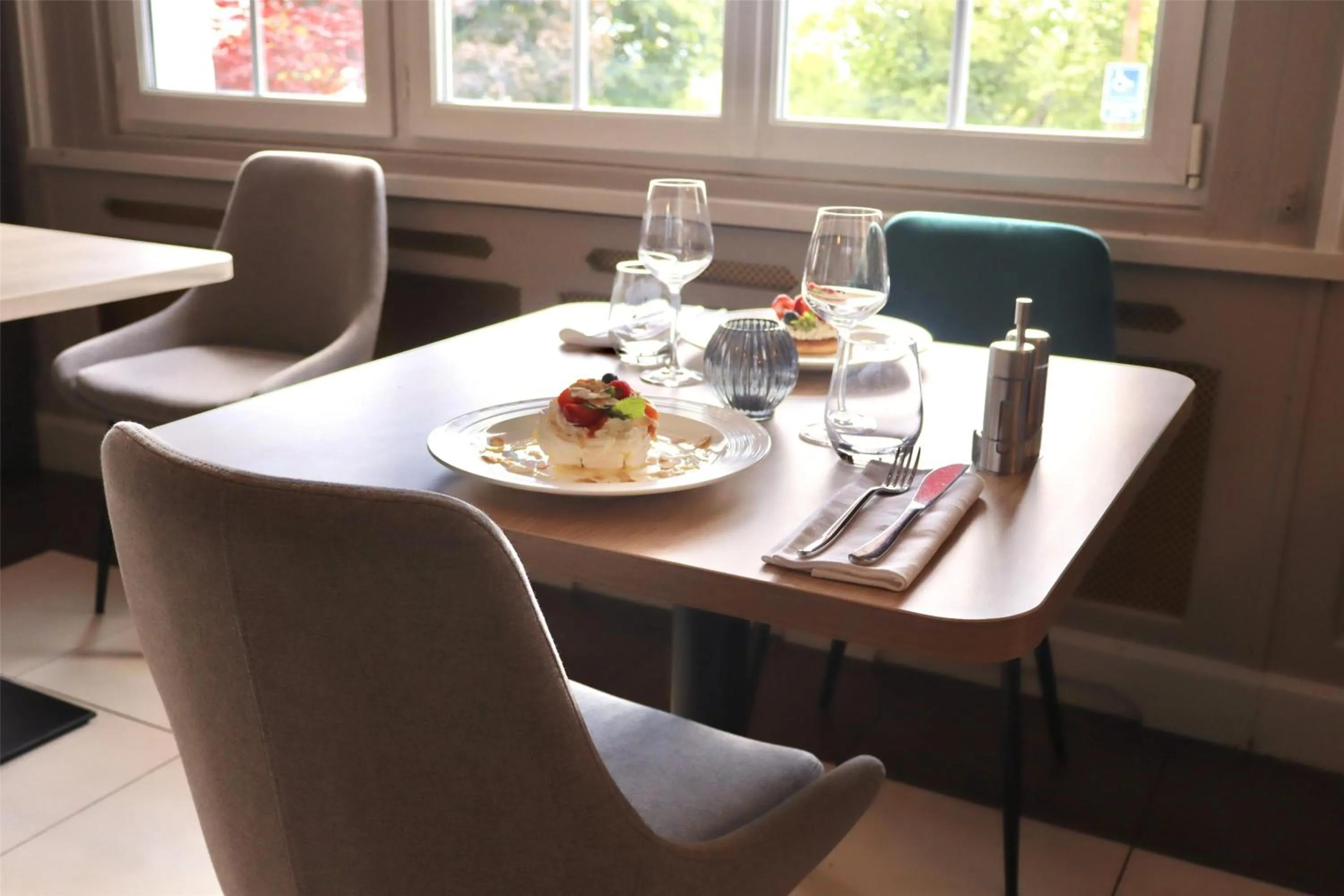 Restaurant/places to eat in Best Western Hotel Ile de France