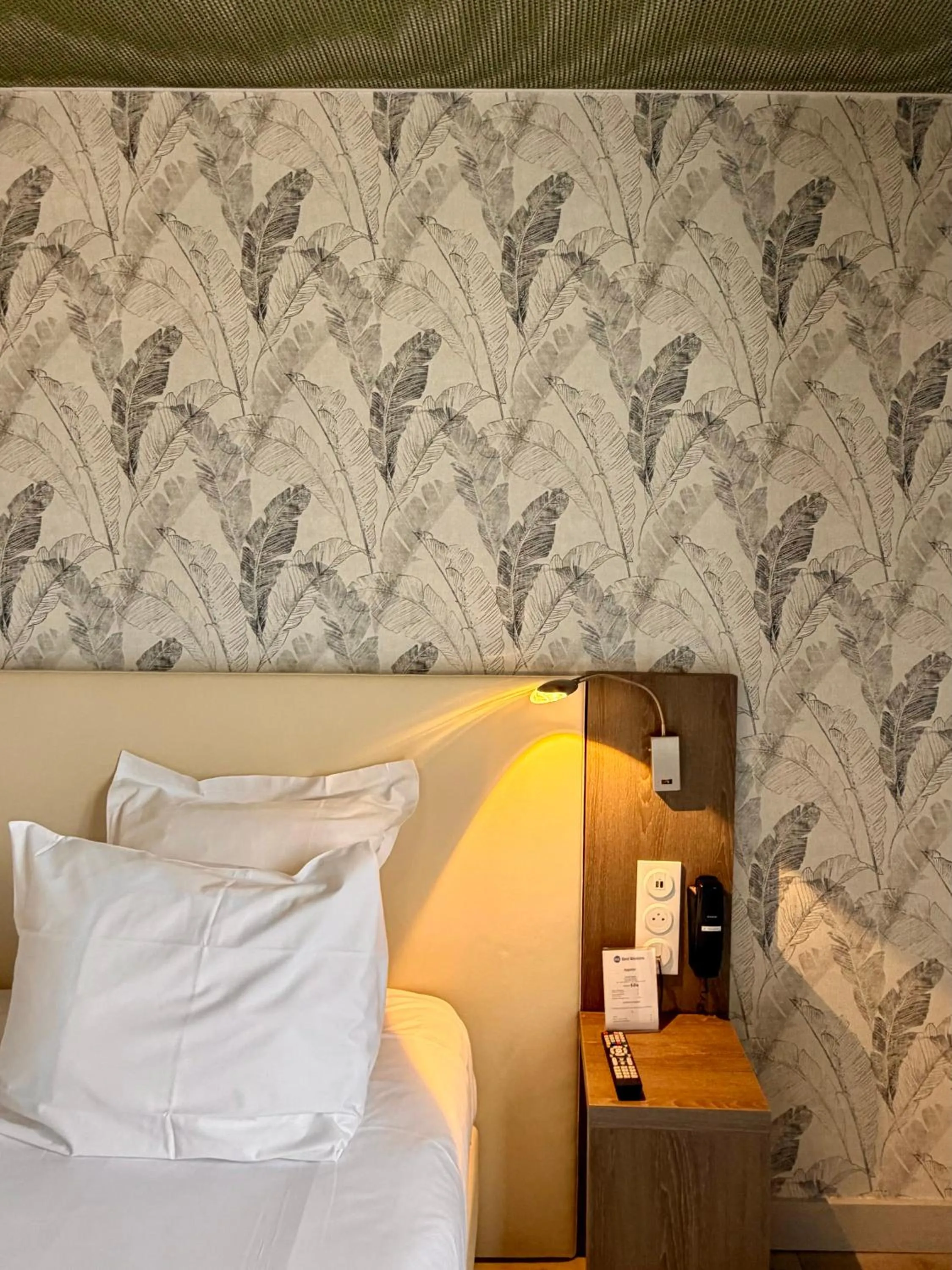 Bed in Best Western Hotel Restaurant Ile de France