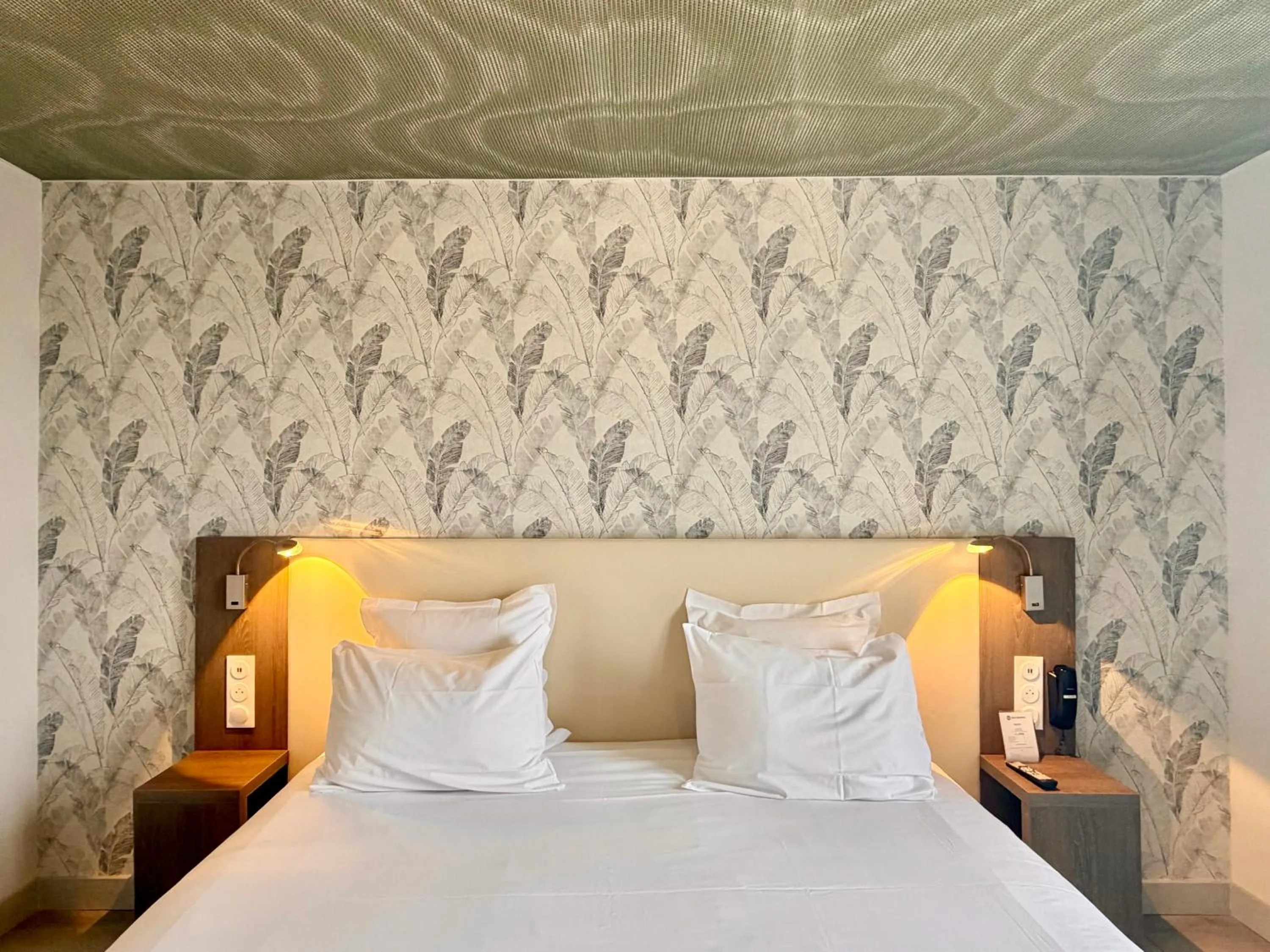 Bed in Best Western Hotel Restaurant Ile de France