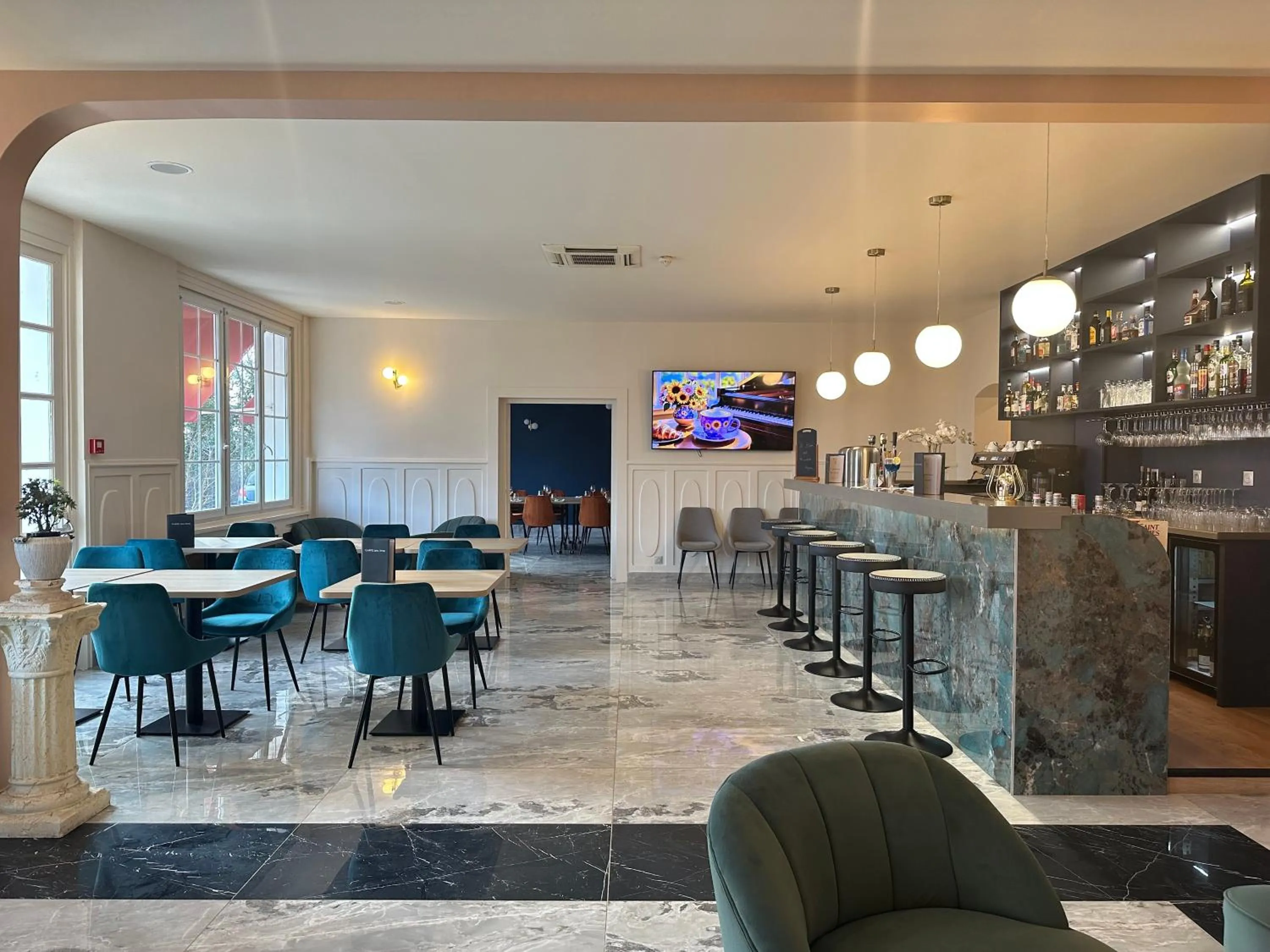 Restaurant/places to eat in Best Western Hotel Ile de France