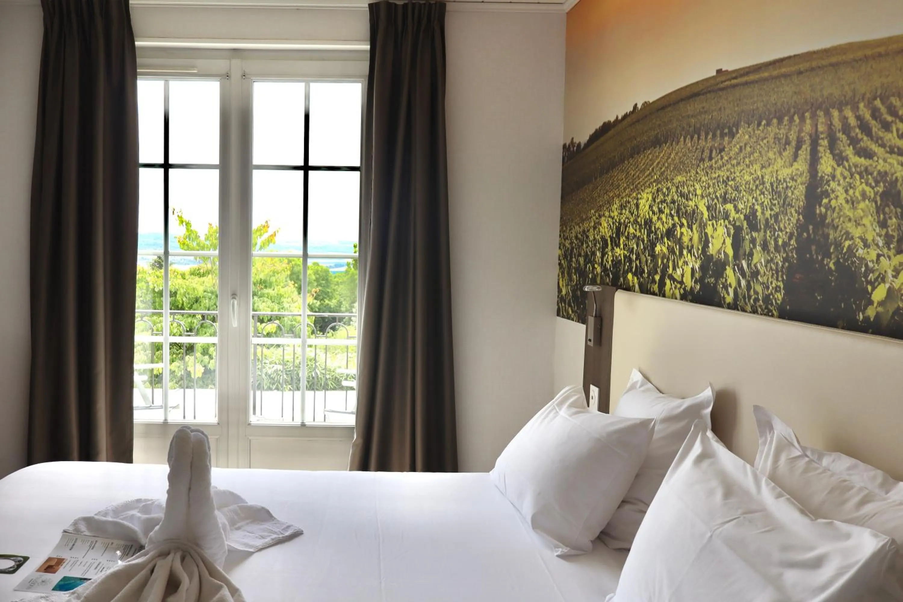 Bed in Best Western Hotel Ile de France