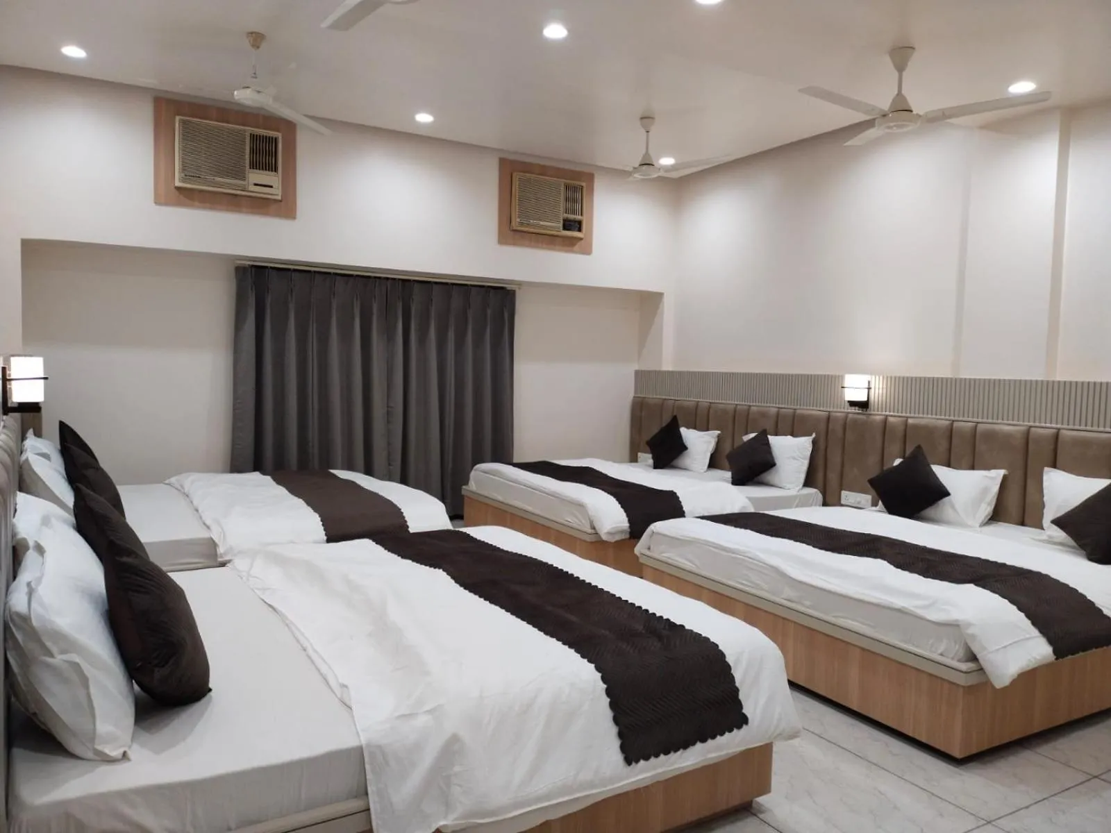 Bed in Hotel Jai Palace