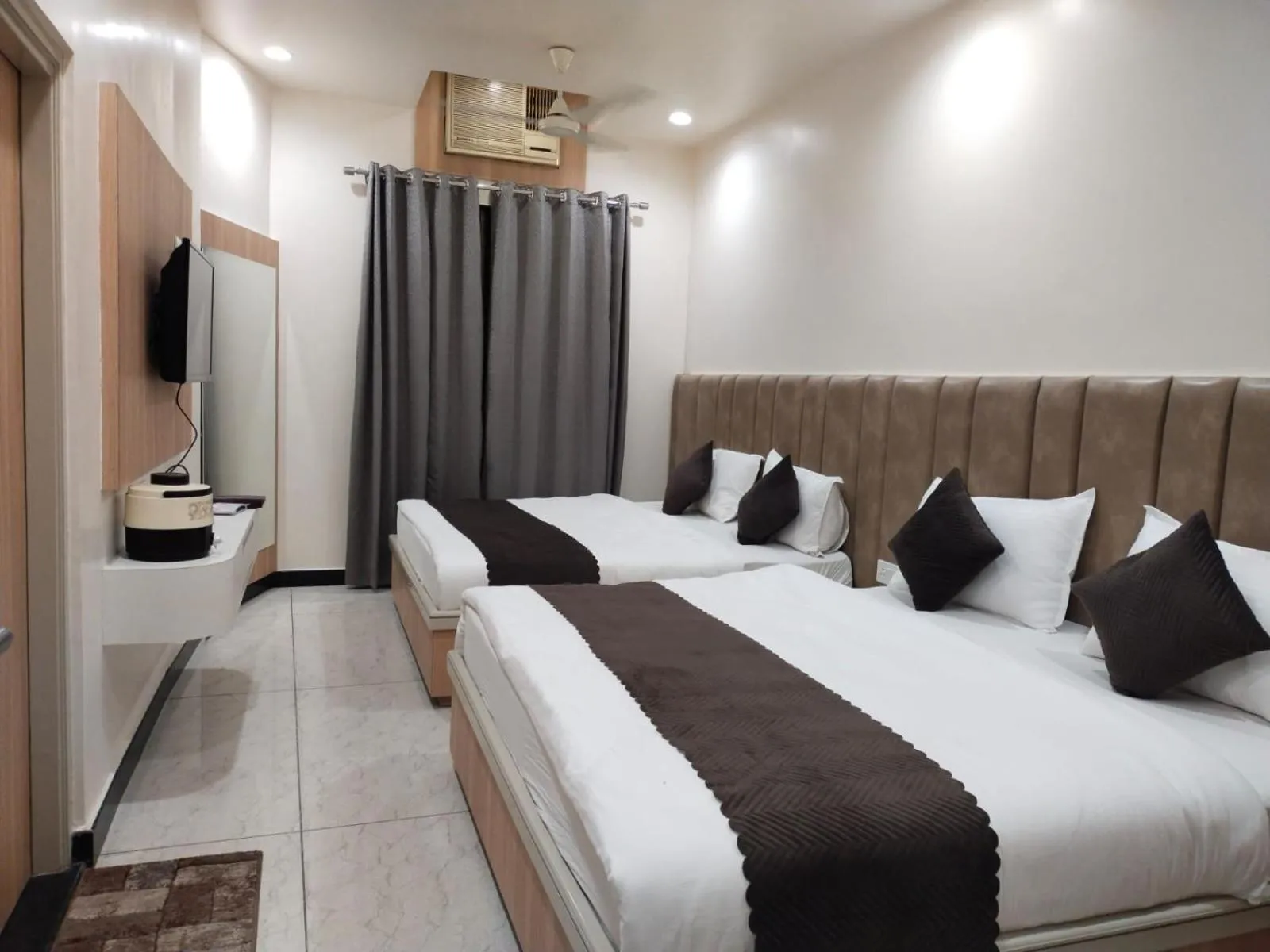 Bed in Hotel Jai Palace