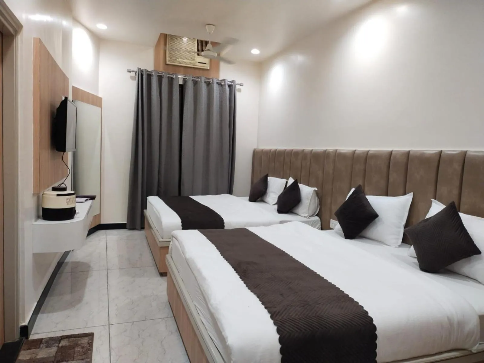 Bed in Hotel Jai Palace
