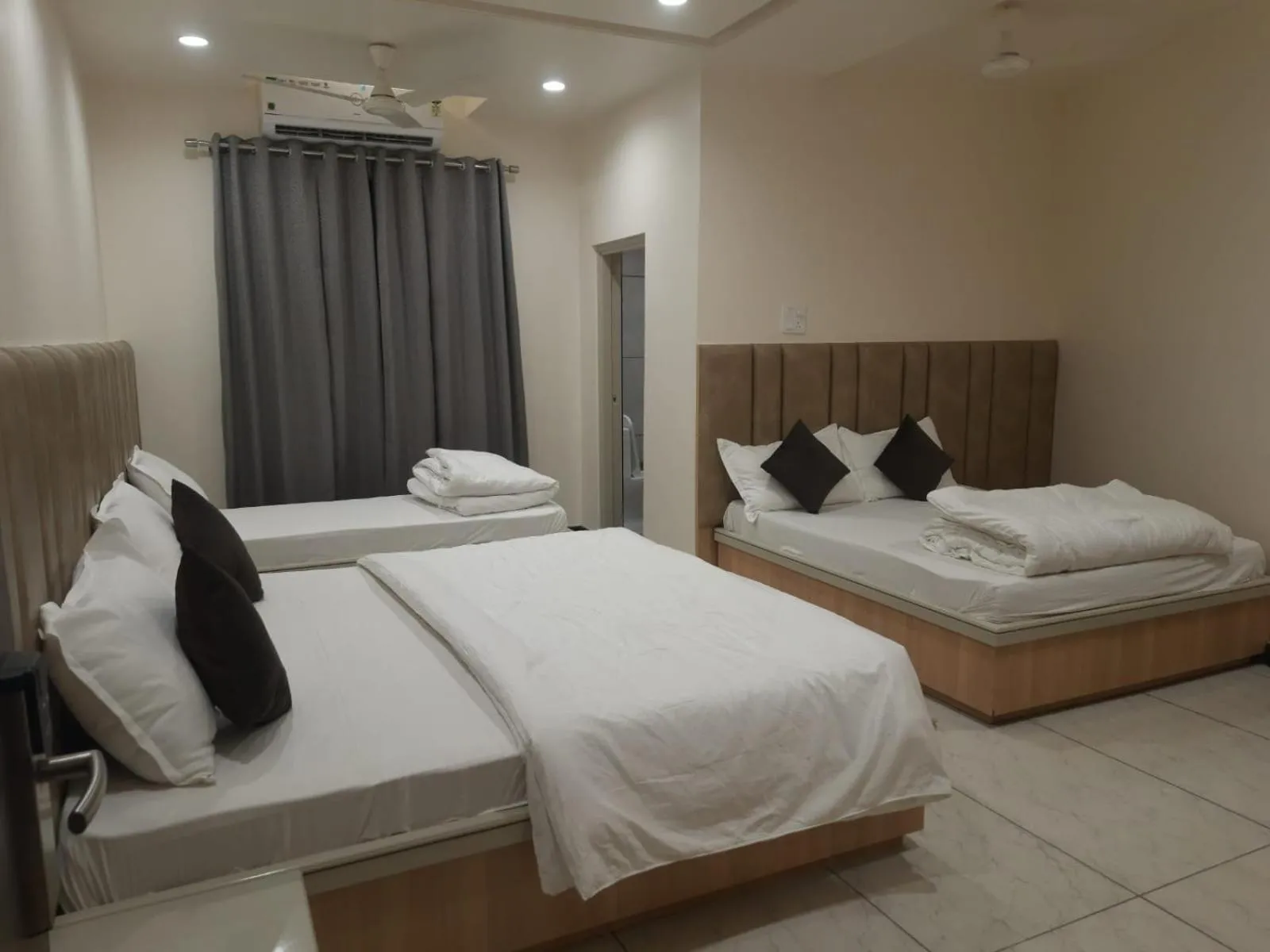 Bed in Hotel Jai Palace